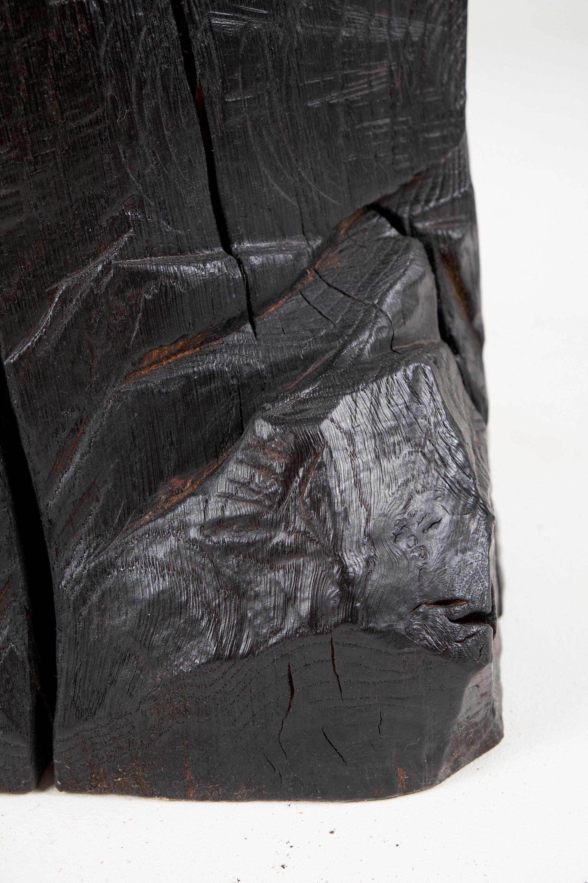 Solid Burnt Black Wood, Rustic Sculptural Side Table/Pedestal, Unique, Logniture en vente 1