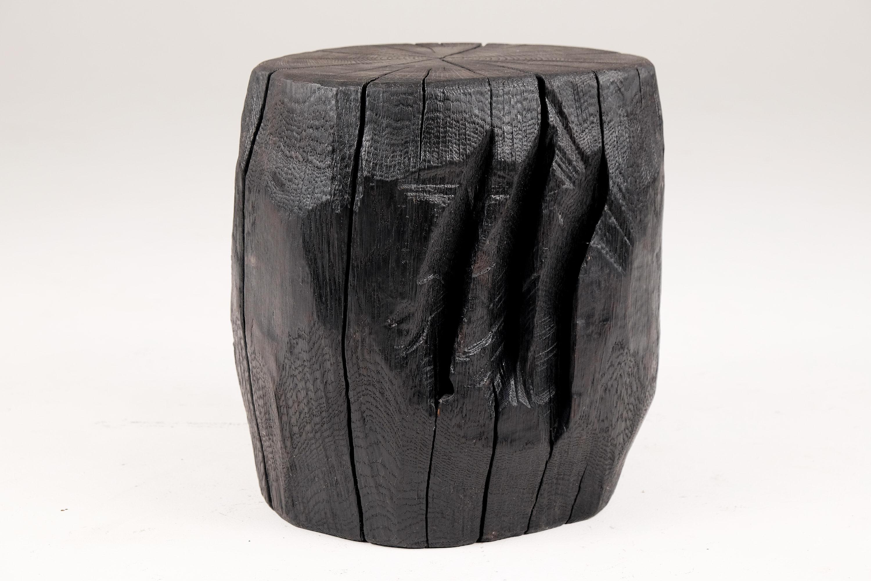 Tabouret/table d'appoint sculptural brutaliste en bois brûlé massif,  Unique, original 1/1 en vente 2