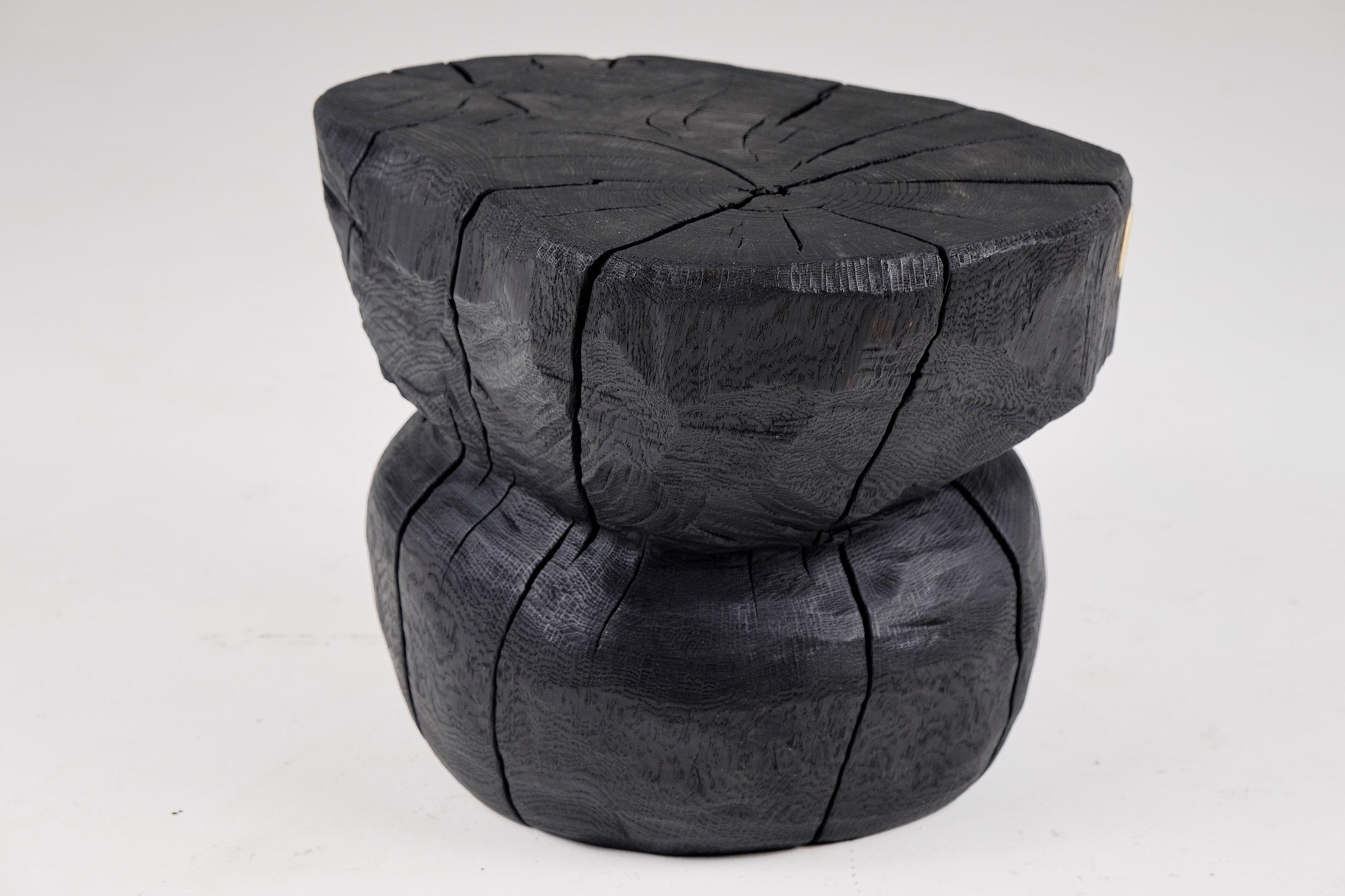 Tabouret/table d'appoint sculptural brutaliste en bois brûlé massif,  Unique, original 1/1 en vente 3