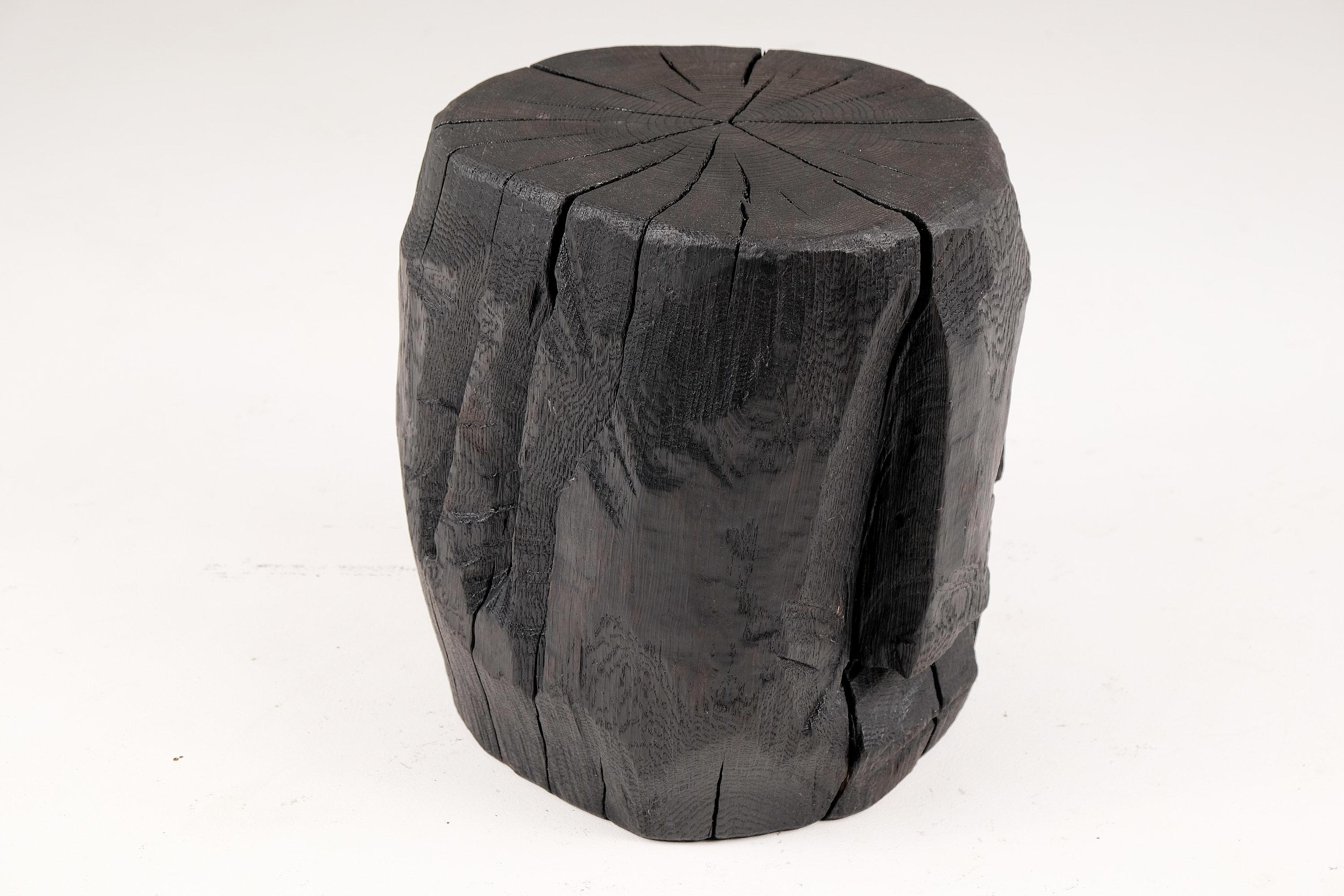 Tabouret/table d'appoint sculptural brutaliste en bois brûlé massif,  Unique, original 1/1 en vente 4