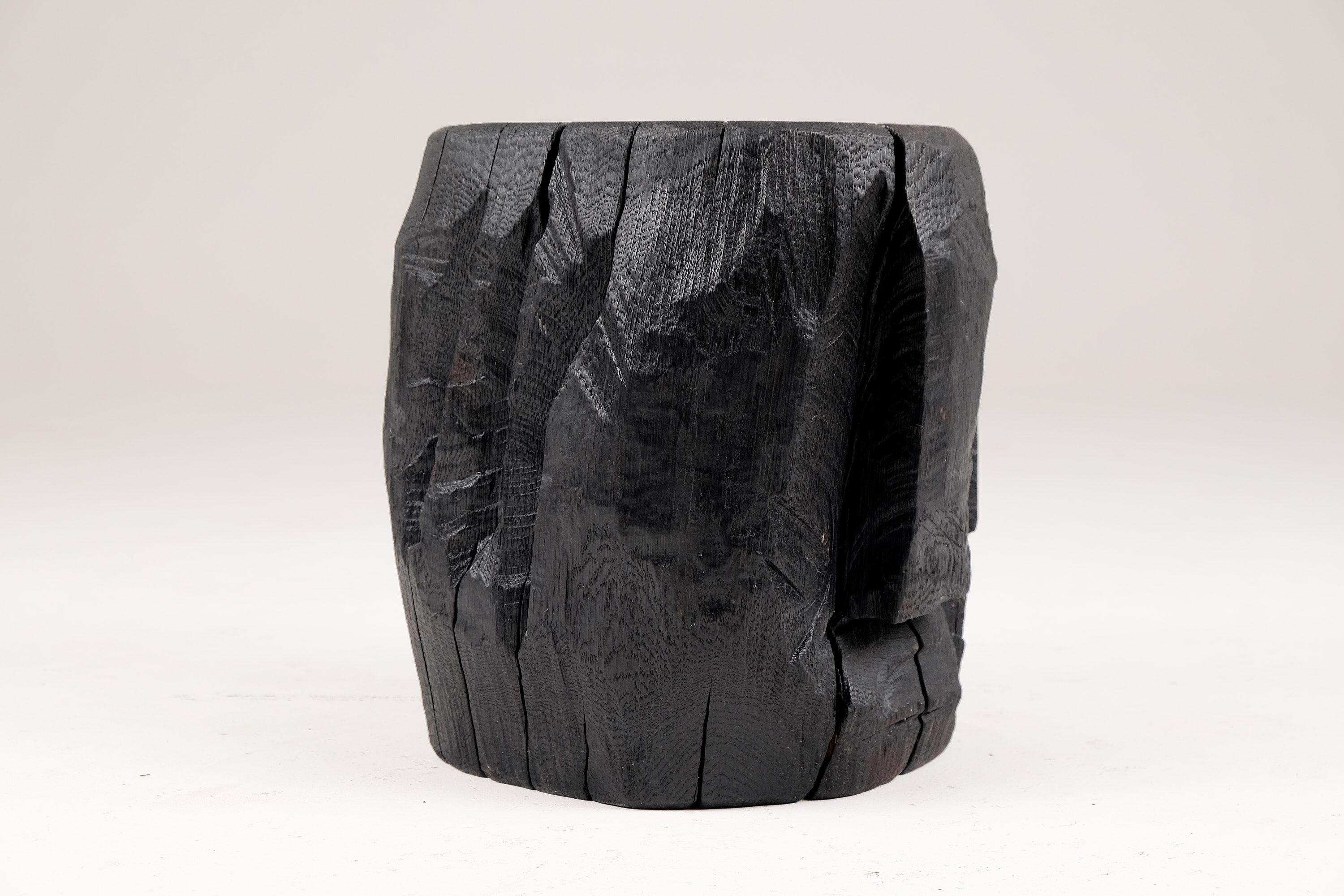 Tabouret/table d'appoint sculptural brutaliste en bois brûlé massif,  Unique, original 1/1 en vente 5
