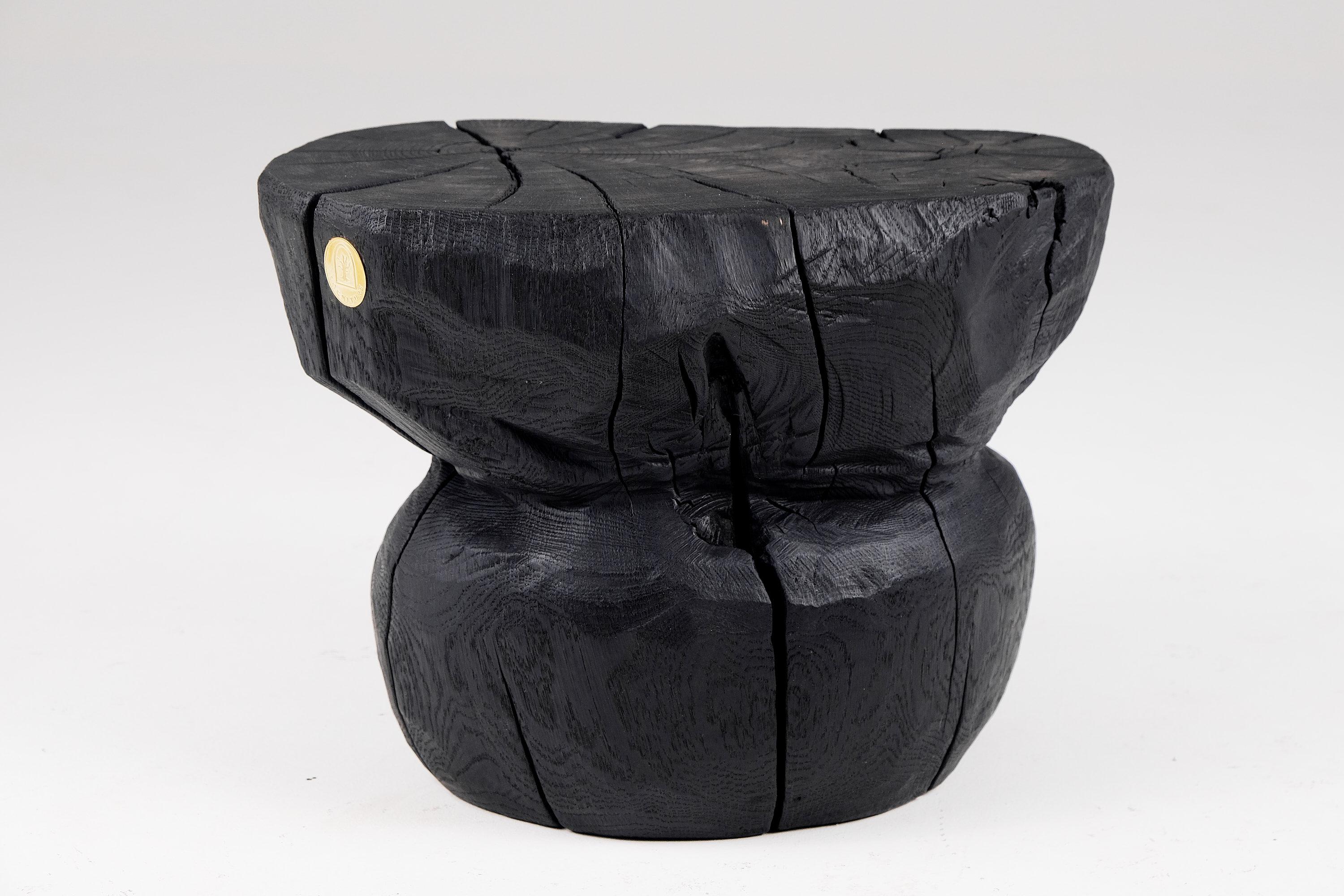 Tabouret/table d'appoint sculpté à la tronçonneuse. Sculpté dans une seule pièce de bois de chêne brûlé et protégé par des huiles de la plus haute qualité, il est durable pour des générations. Un tel design unique fait à la main mettra en valeur