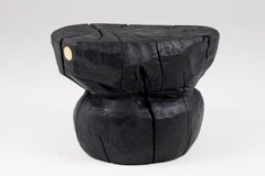 Tabouret/table d'appoint sculptural brutaliste en bois brûlé massif,  Unique, original 1/1