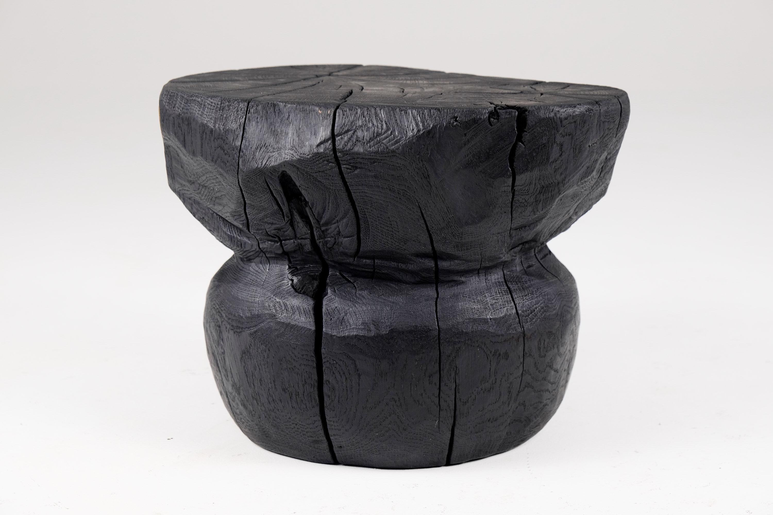 Croate Tabouret/table d'appoint sculptural brutaliste en bois brûlé massif,  Unique, original 1/1 en vente