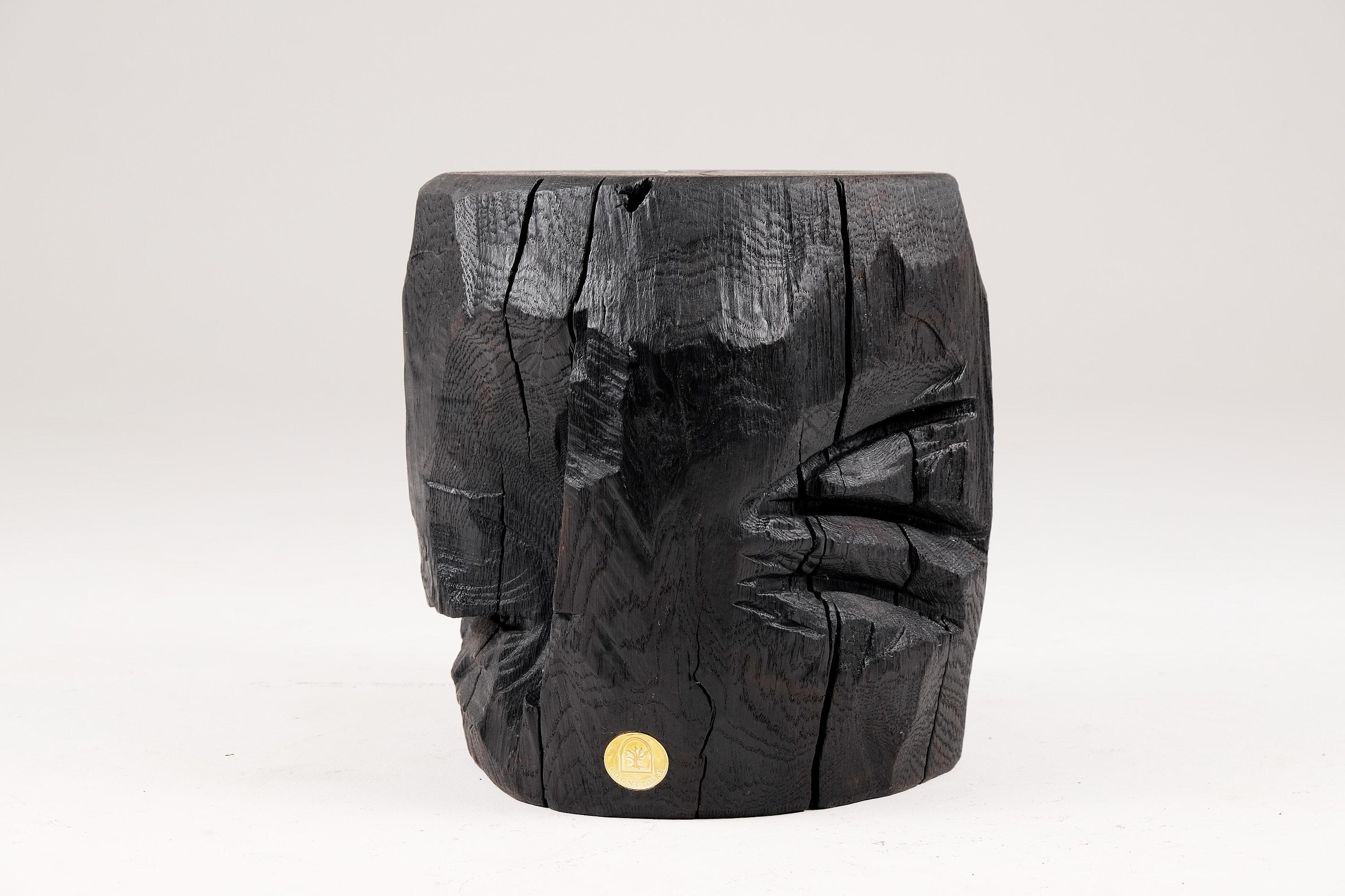Croate Tabouret/table d'appoint sculptural brutaliste en bois brûlé massif,  Unique, original 1/1 en vente