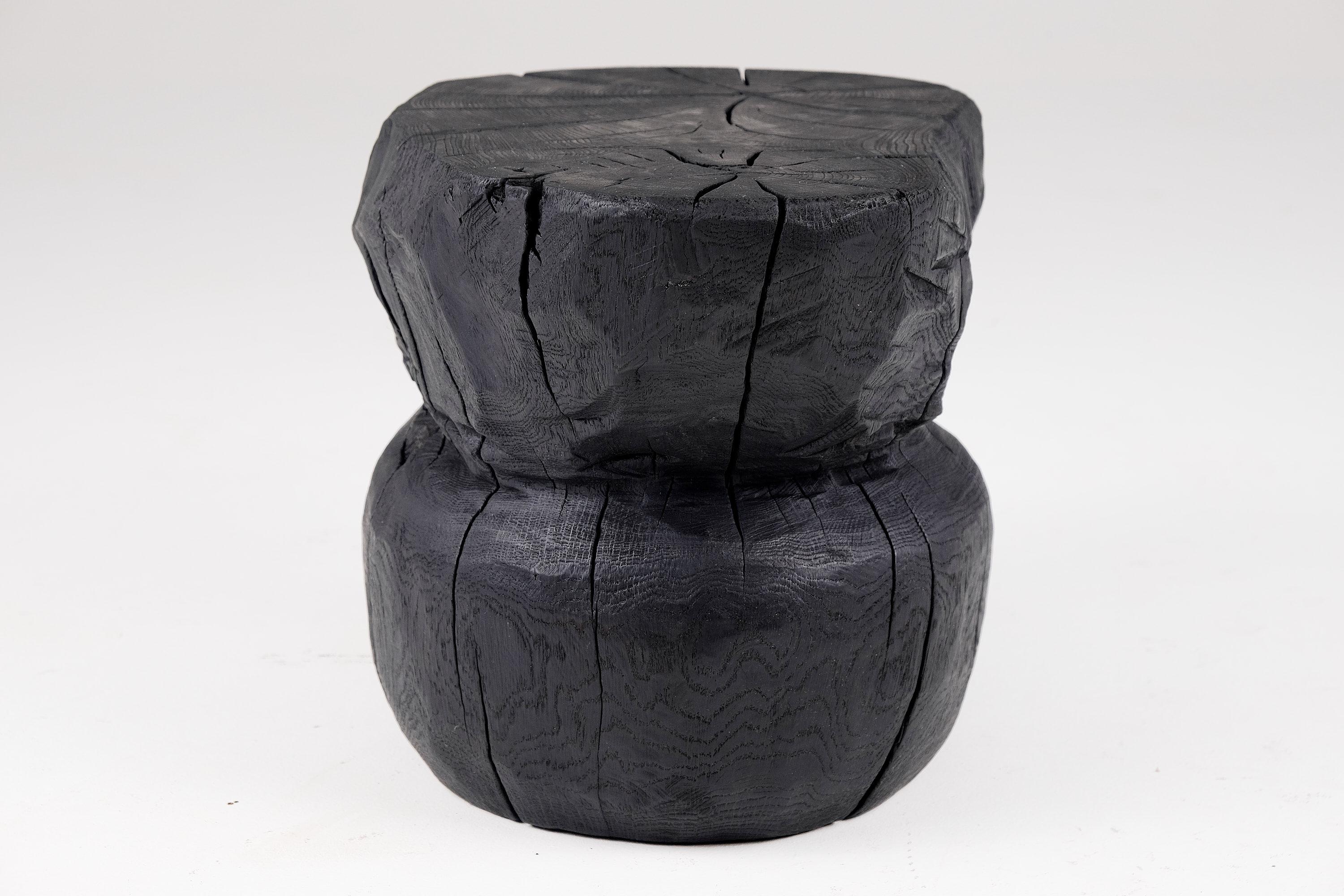 Sculpté Tabouret/table d'appoint sculptural brutaliste en bois brûlé massif,  Unique, original 1/1 en vente