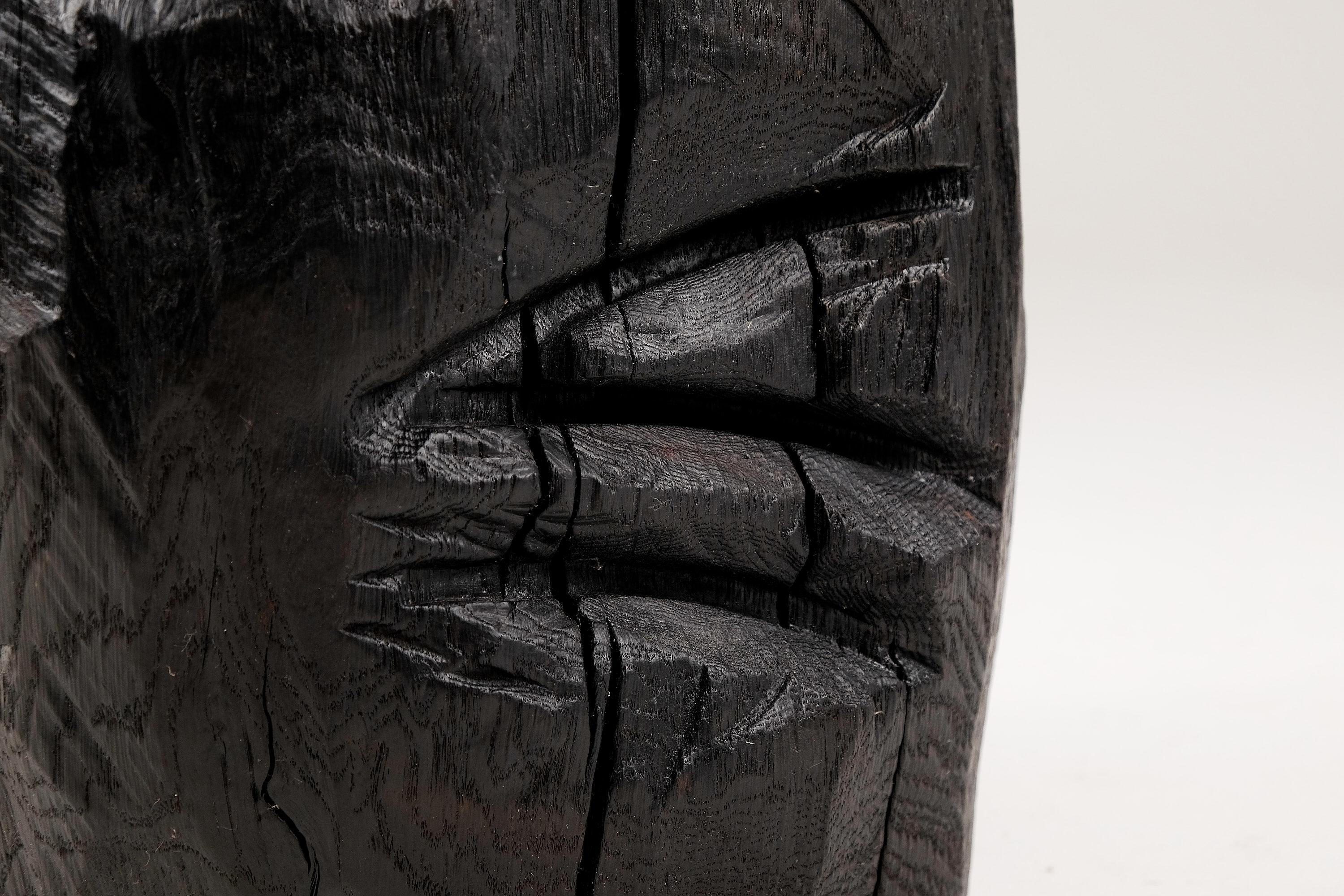 Sculpté Tabouret/table d'appoint sculptural brutaliste en bois brûlé massif,  Unique, original 1/1 en vente
