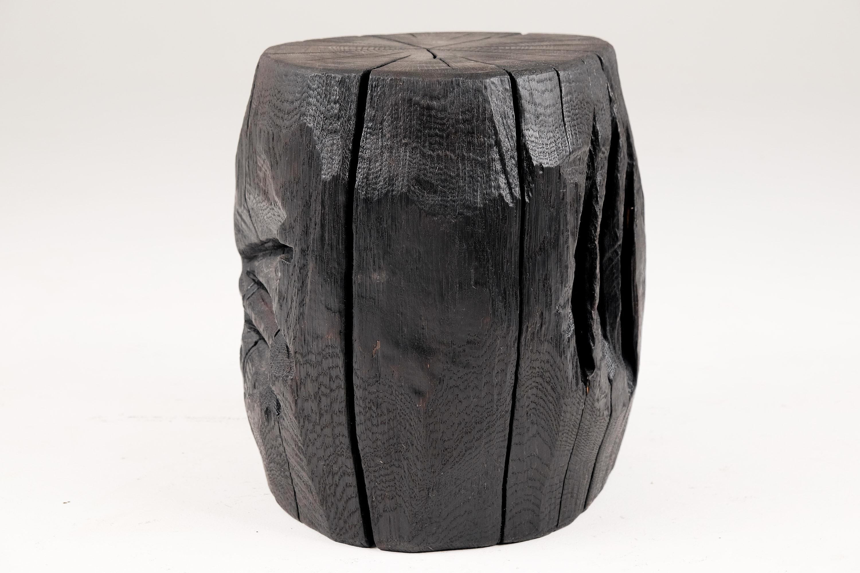 Bois Tabouret/table d'appoint sculptural brutaliste en bois brûlé massif,  Unique, original 1/1 en vente