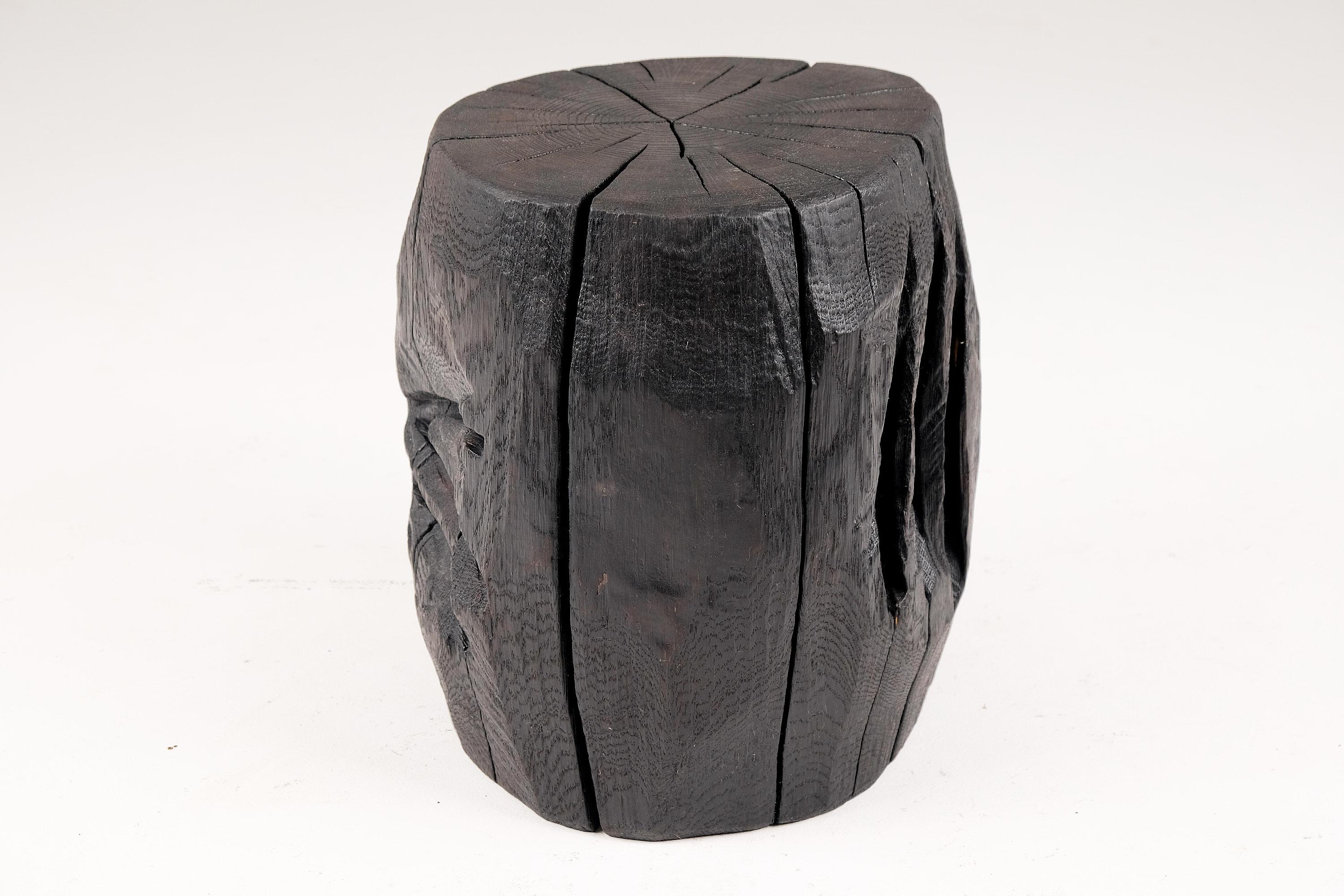 Tabouret/table d'appoint sculptural brutaliste en bois brûlé massif,  Unique, original 1/1 en vente 1
