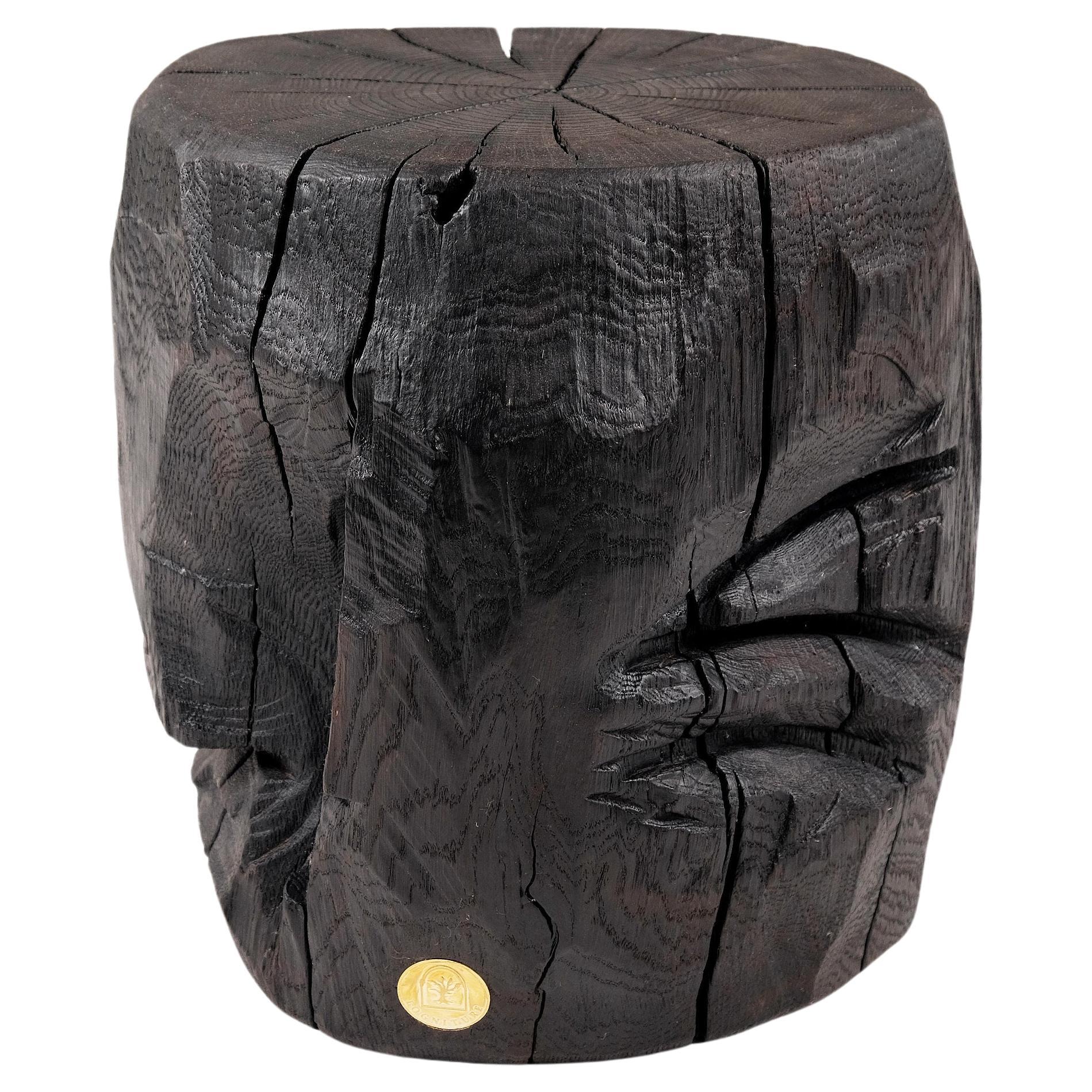 Brutalistischer skulpturaler Hocker/Beistelltisch aus massivem gebranntem Holz,  Einzigartig, Original 1/1