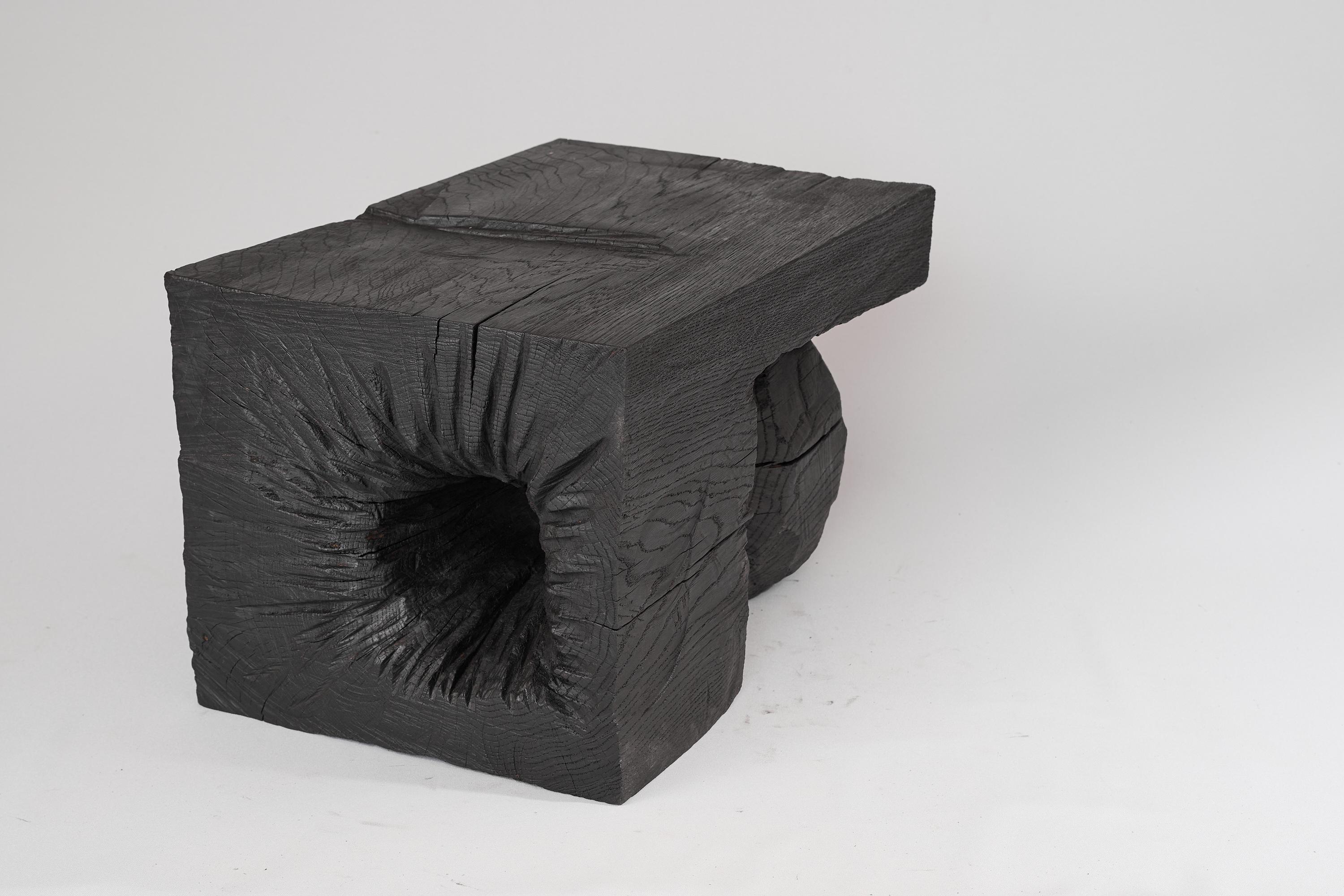 Bois massif brûlé, table d'appoint sculpturale, design contemporain original, Logniture en vente 4