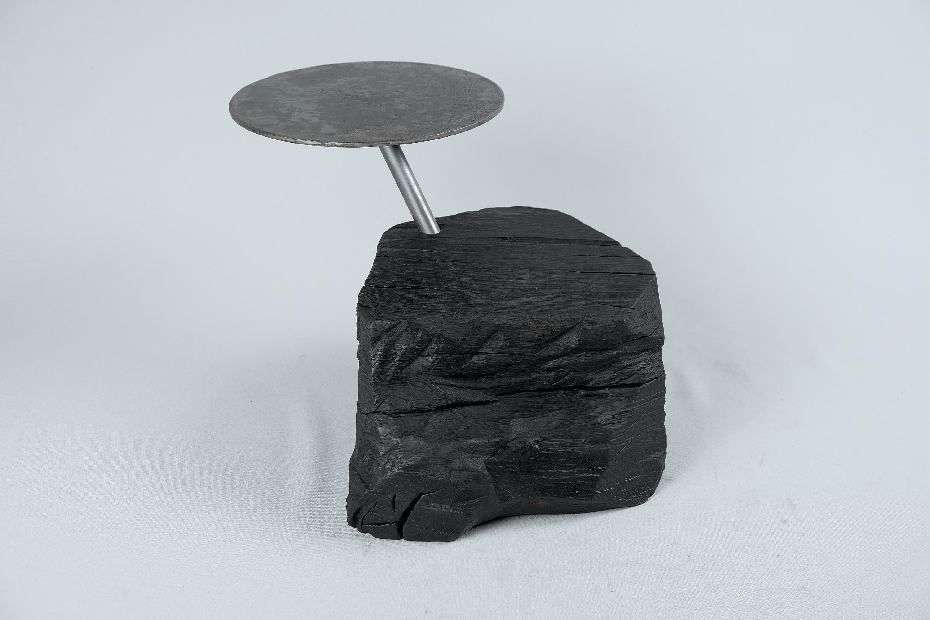 Bois massif brûlé, table d'appoint sculpturale, design contemporain original, Logniture 4