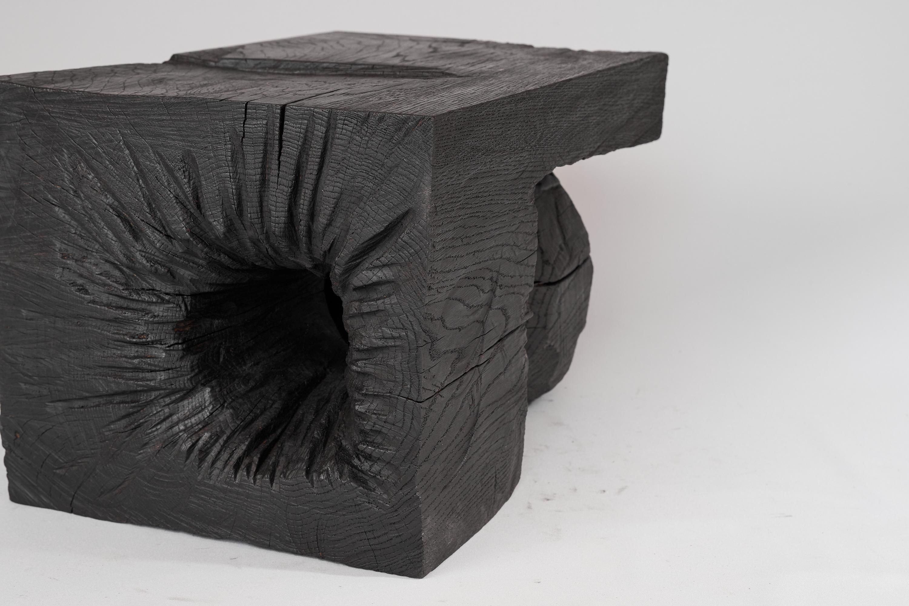 Bois massif brûlé, table d'appoint sculpturale, design contemporain original, Logniture en vente 5
