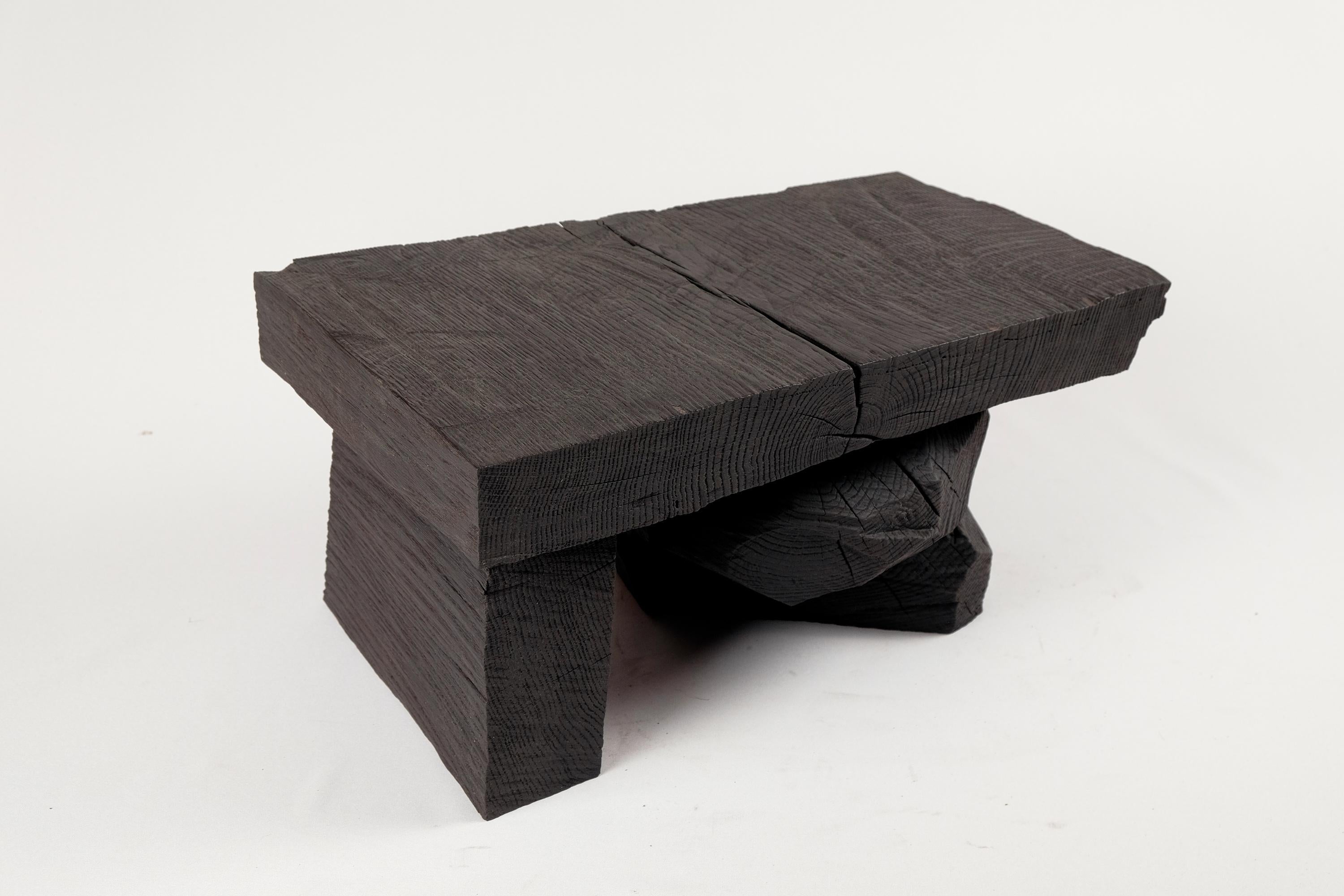 Bois massif brûlé, table d'appoint sculpturale, design contemporain original, Logniture en vente 6