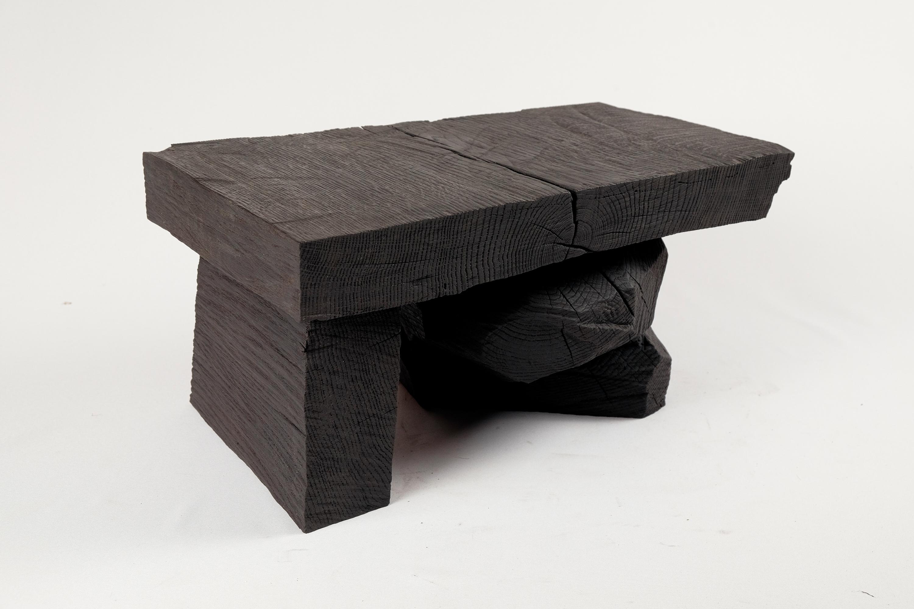 Bois massif brûlé, table d'appoint sculpturale, design contemporain original, Logniture en vente 7