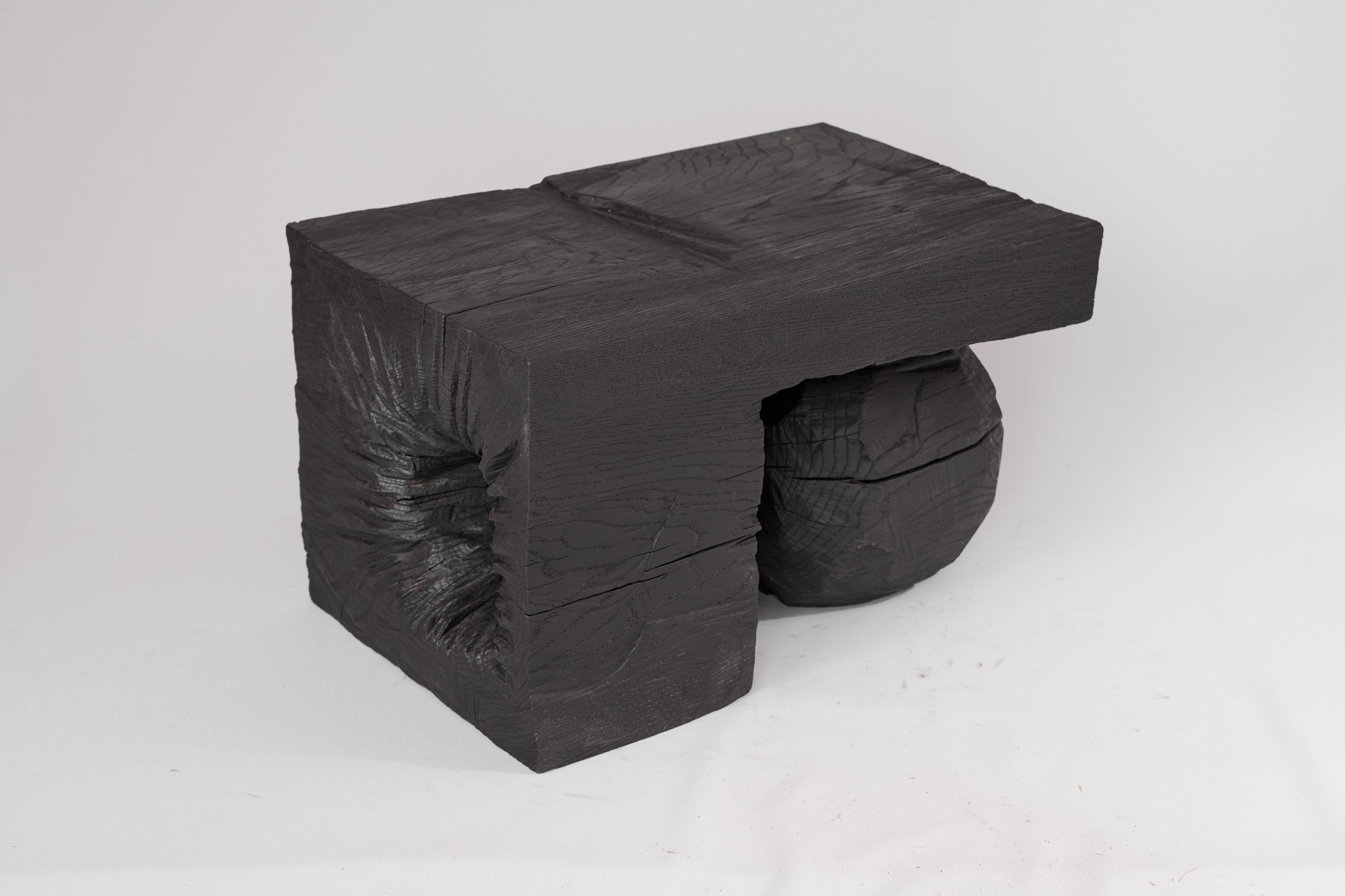 Sculpture fonctionnelle unique en bois sculpté à la tronçonneuse, utilisable comme pièce multifonctionnelle telle qu'une table d'appoint. Sculpté dans une seule pièce de bois et protégé par des huiles de la plus haute qualité, il est durable pour