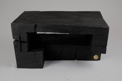 Bois massif brûlé, table d'appoint sculpturale, design contemporain original, Logniture