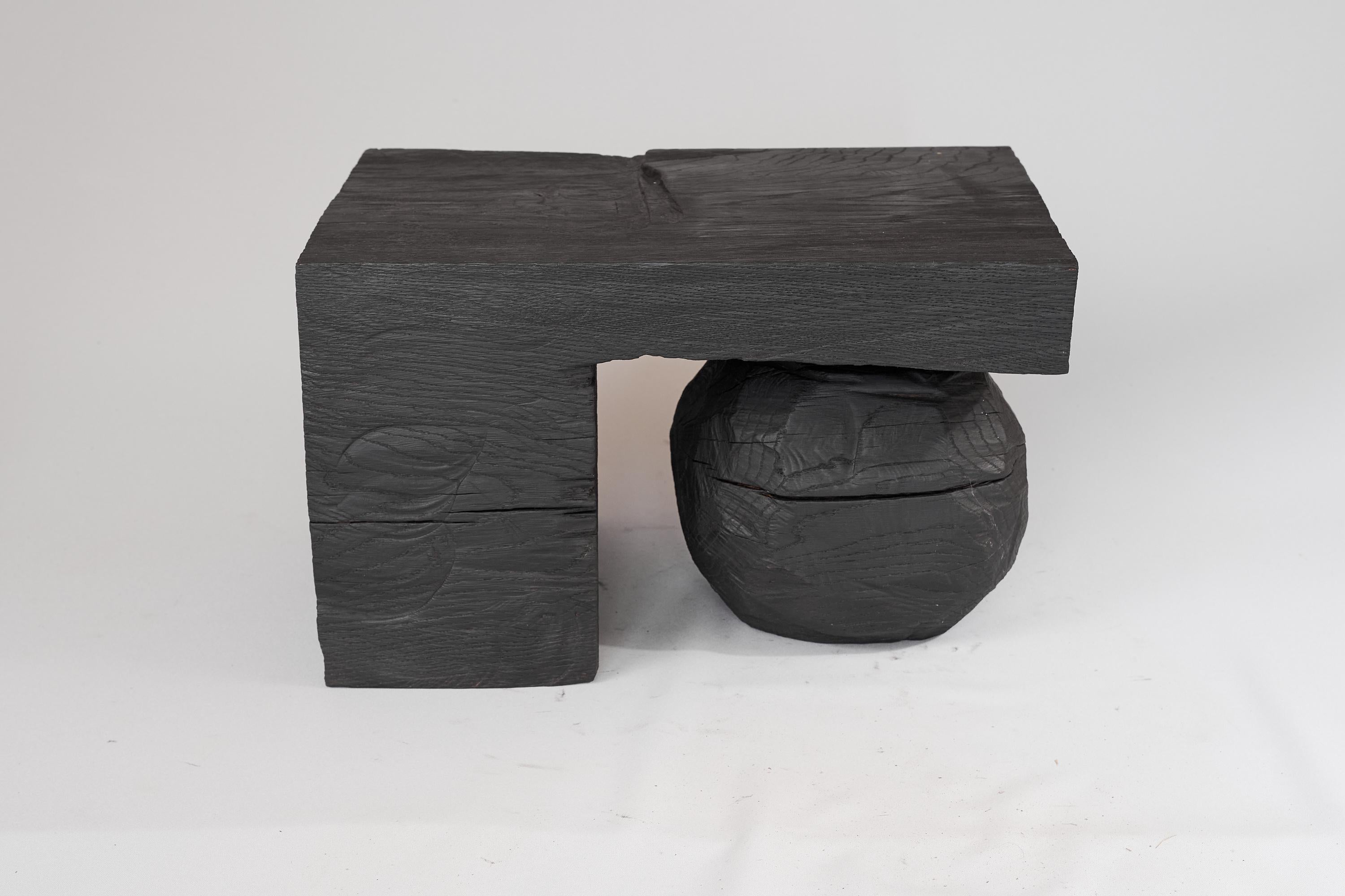 Massives verbranntes Holz, Skulpturaler Beistelltisch, Original Contemporary Design, Logniture (Kroatisch) im Angebot