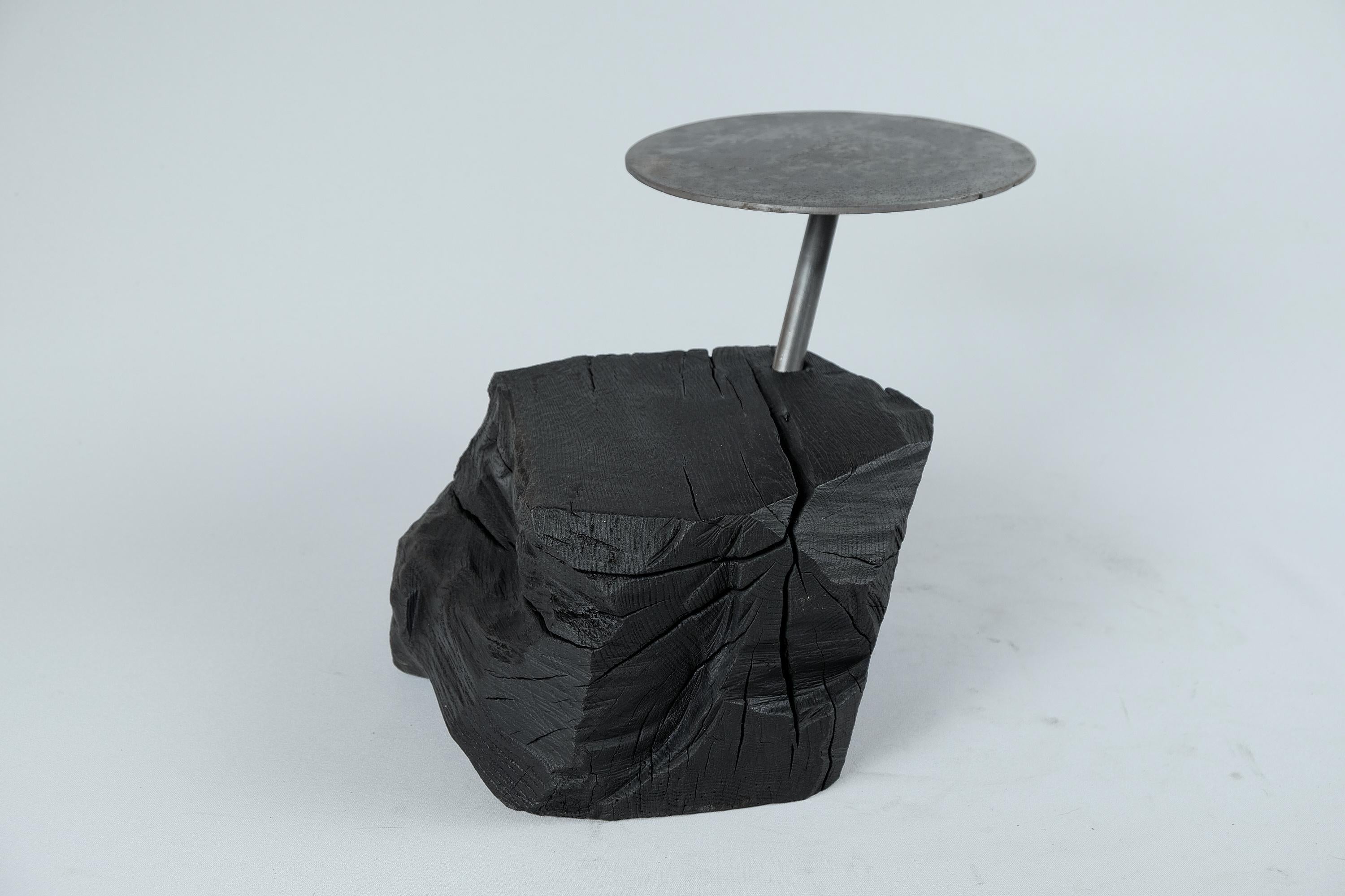 Croate Bois massif brûlé, table d'appoint sculpturale, design contemporain original, Logniture