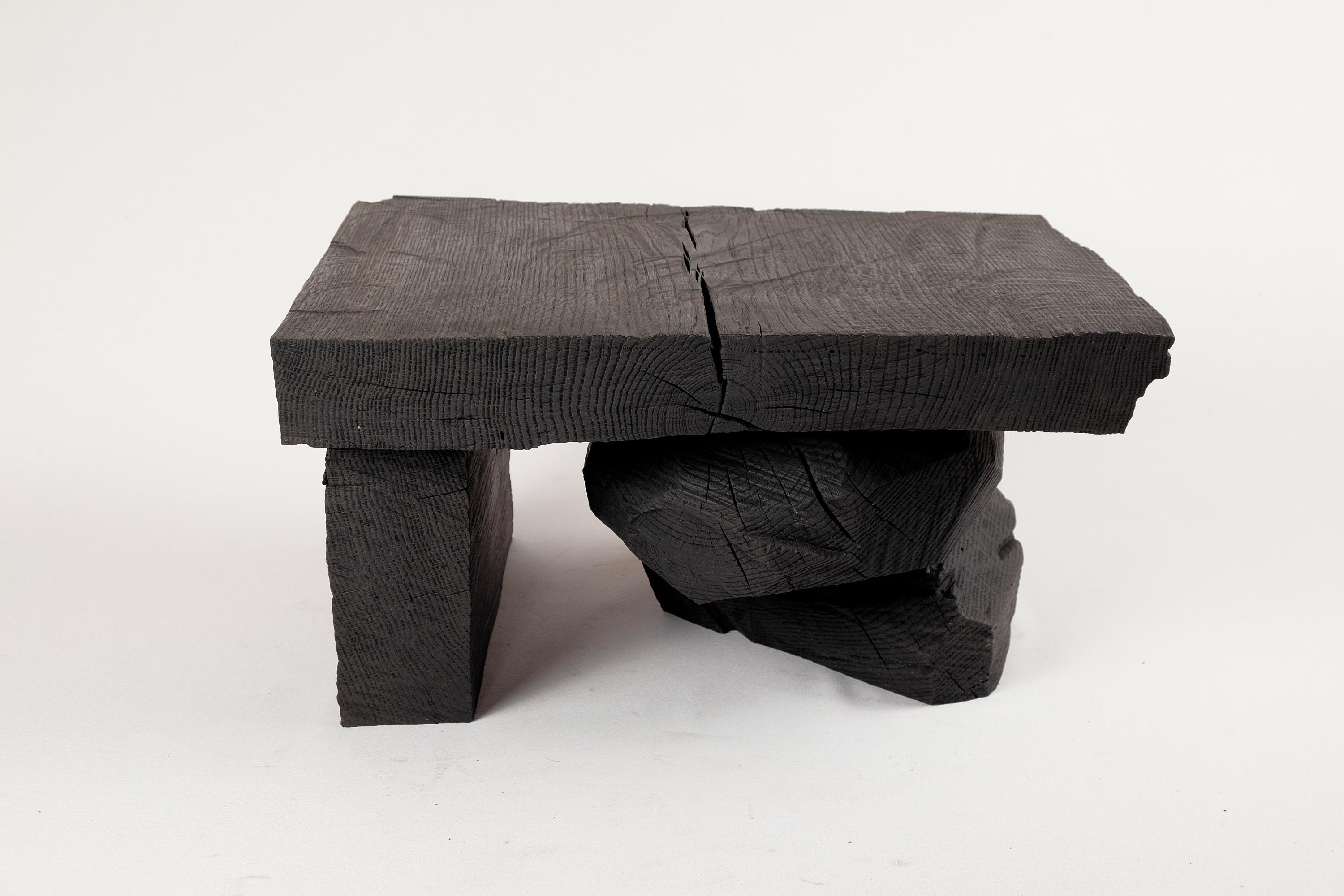Rustique Bois massif brûlé, table d'appoint sculpturale, design contemporain original, Logniture en vente
