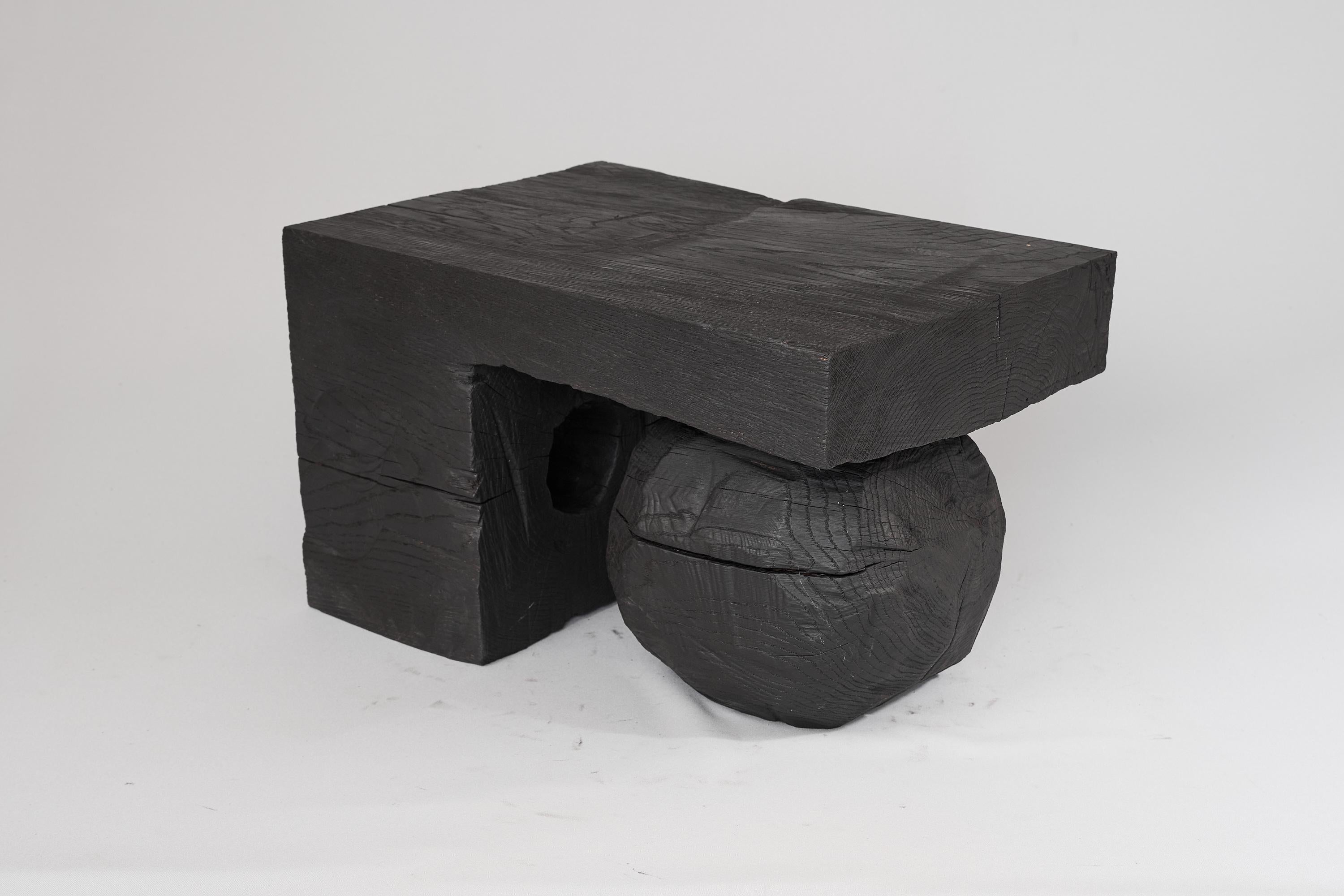 Sculpté Bois massif brûlé, table d'appoint sculpturale, design contemporain original, Logniture en vente