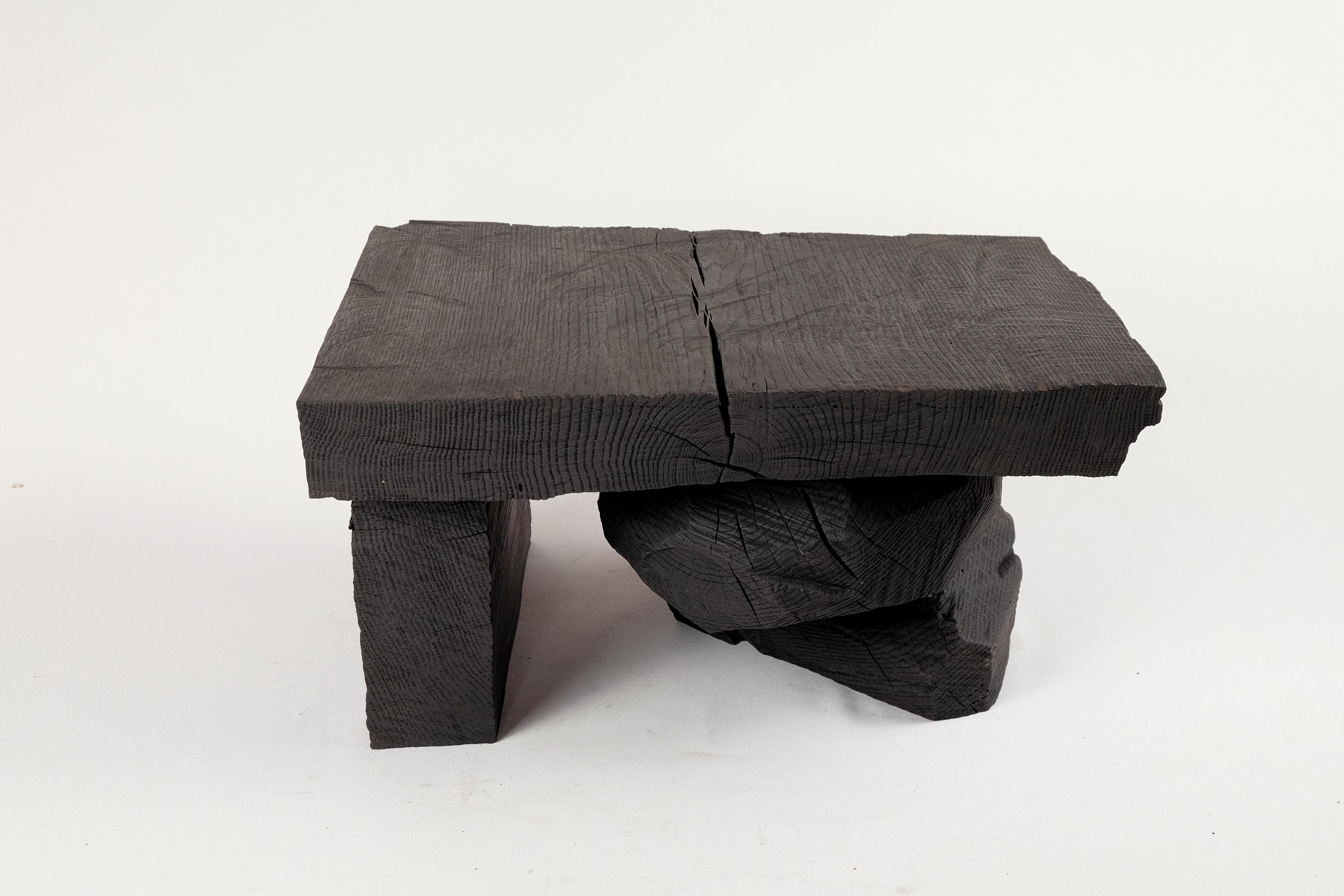 Croate Bois massif brûlé, table d'appoint sculpturale, design contemporain original, Logniture en vente