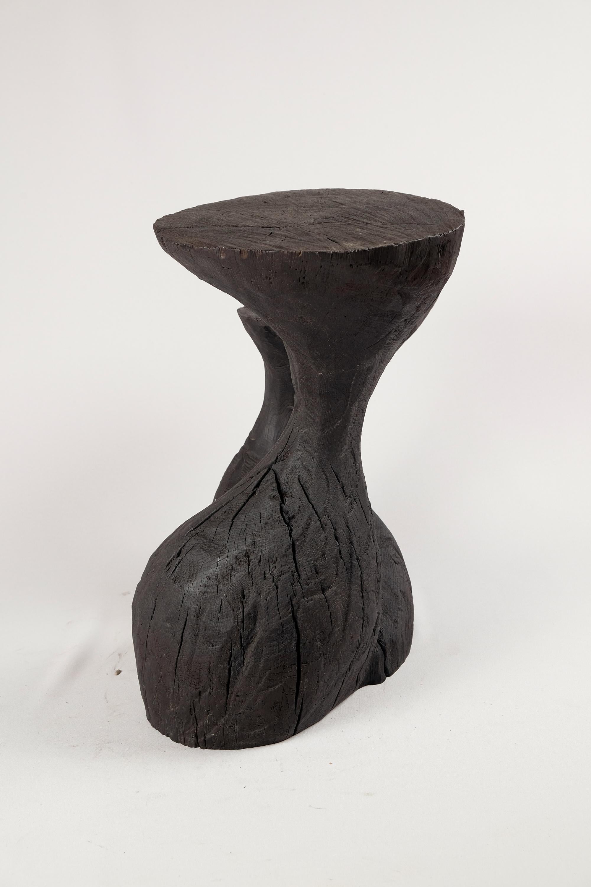 Sculpté Bois massif brûlé, table d'appoint sculpturale, design contemporain original, Logniture en vente