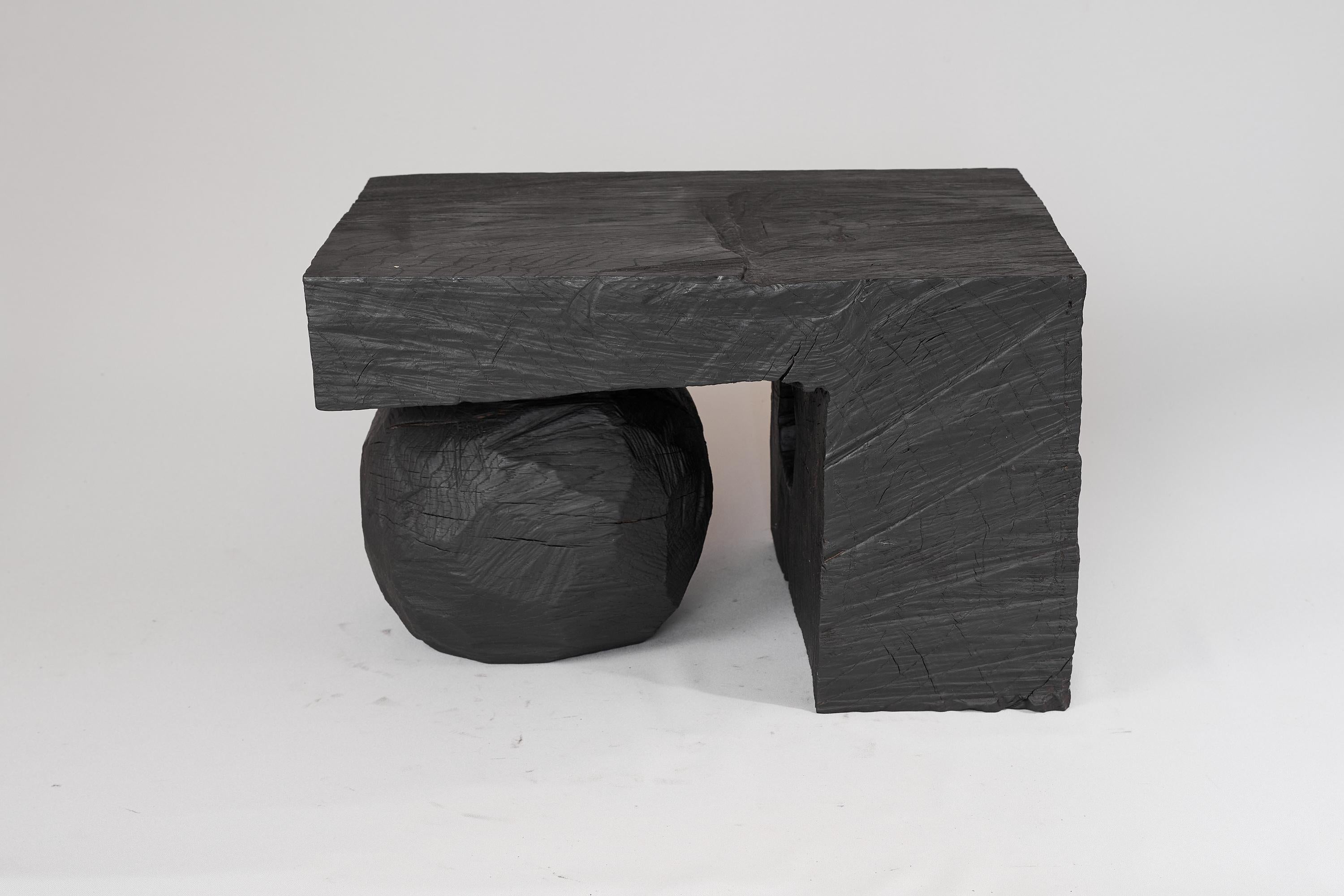 Massives verbranntes Holz, Skulpturaler Beistelltisch, Original Contemporary Design, Logniture (21. Jahrhundert und zeitgenössisch) im Angebot