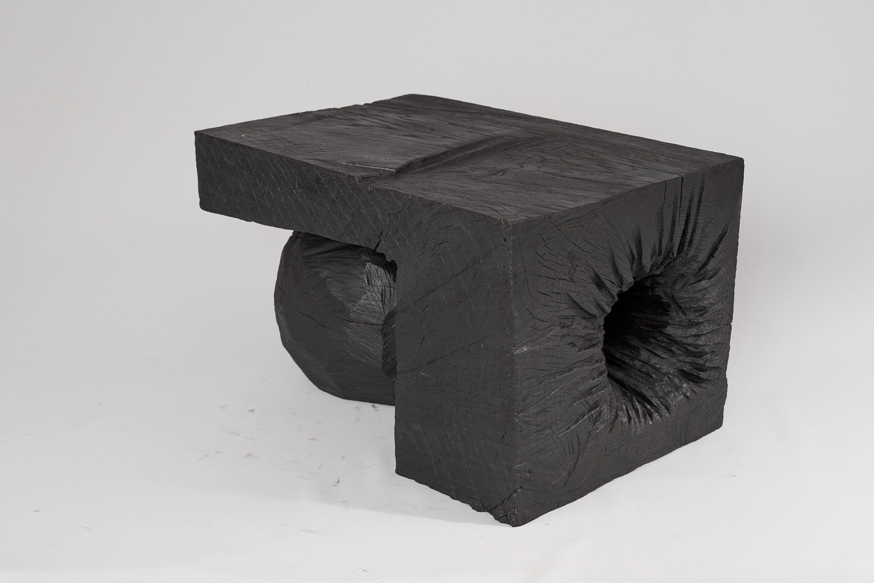 Bois massif brûlé, table d'appoint sculpturale, design contemporain original, Logniture en vente 1