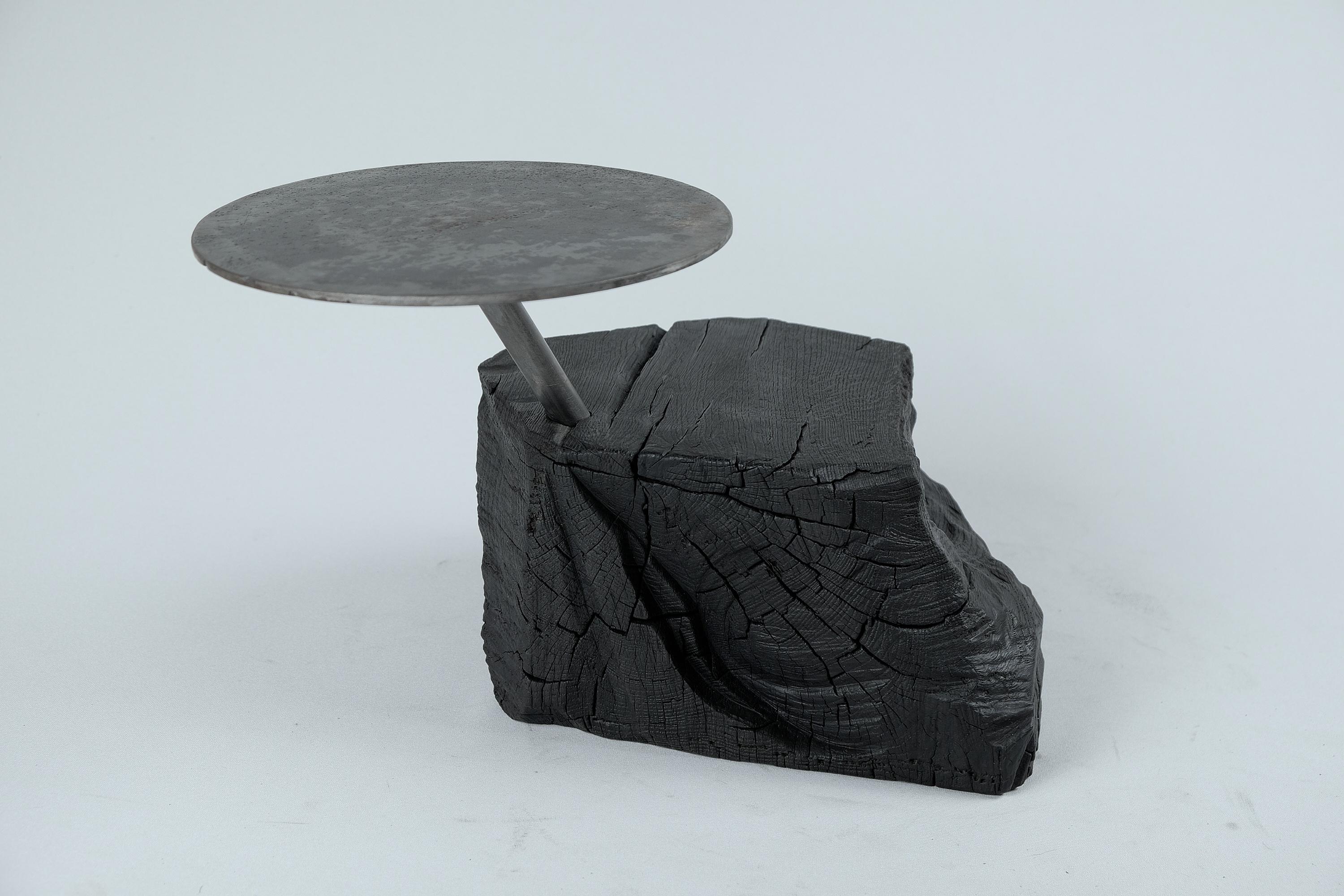 Bois massif brûlé, table d'appoint sculpturale, design contemporain original, Logniture 1