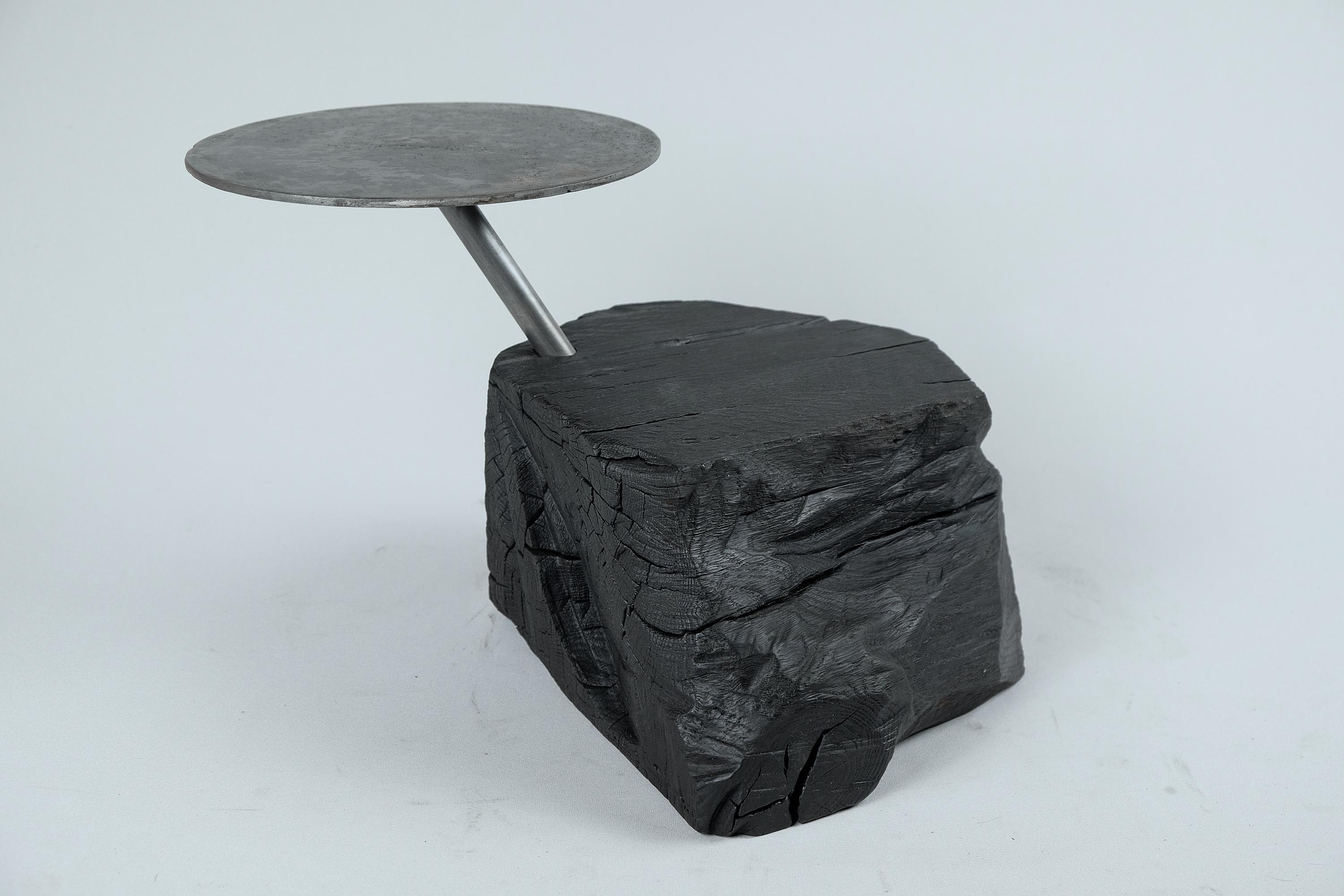 Bois massif brûlé, table d'appoint sculpturale, design contemporain original, Logniture 2