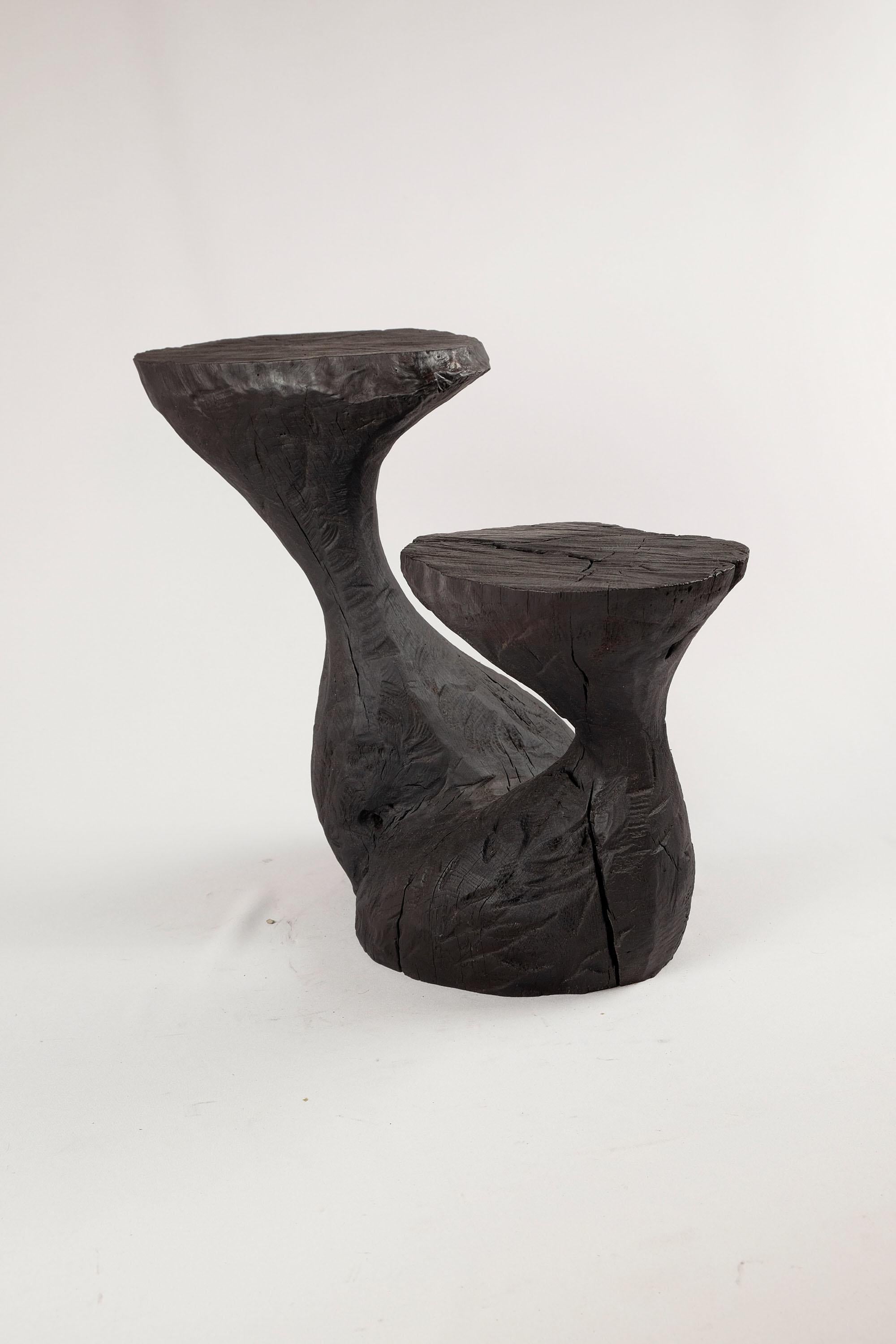 Bois massif brûlé, table d'appoint sculpturale, design contemporain original, Logniture en vente 1