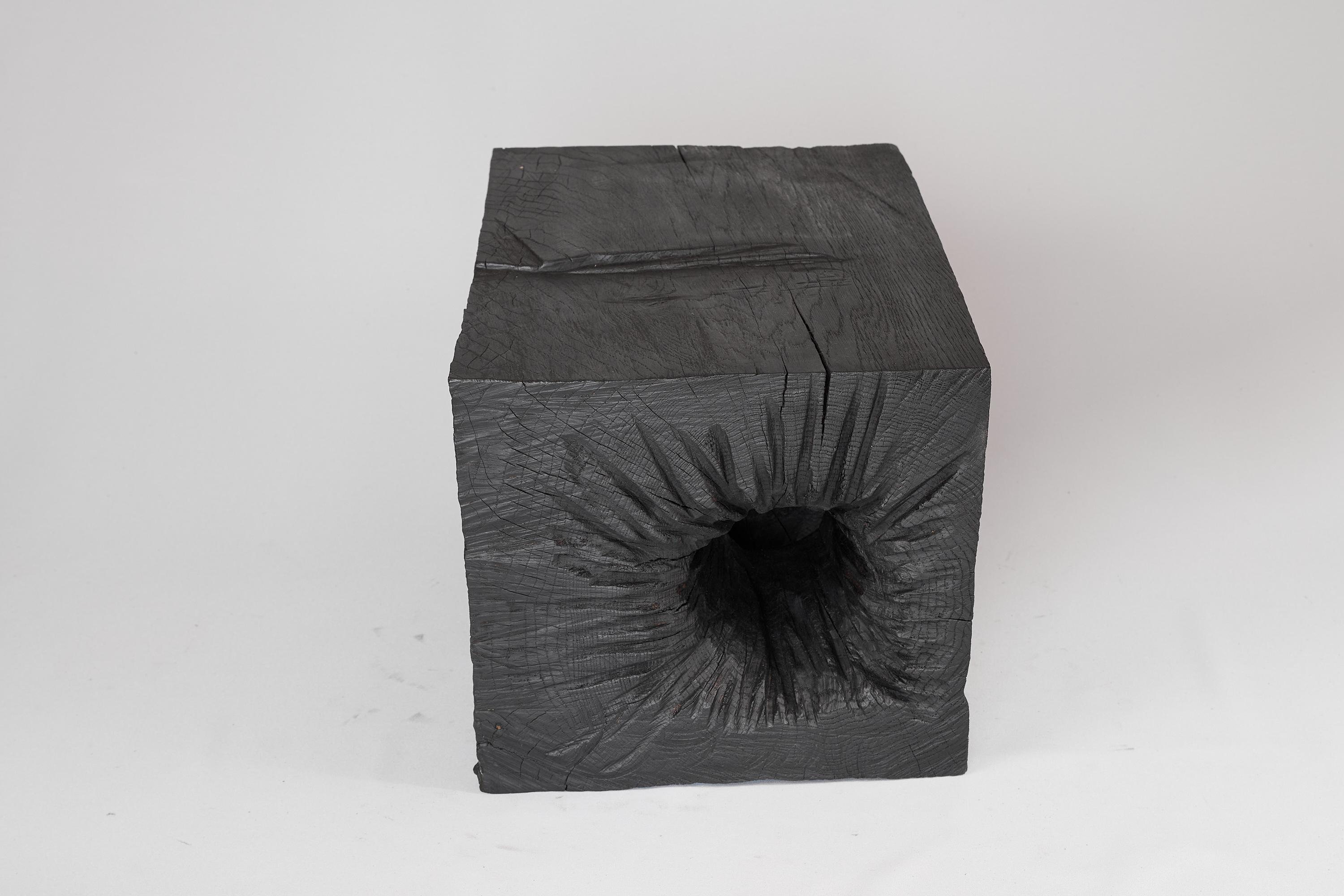 Bois massif brûlé, table d'appoint sculpturale, design contemporain original, Logniture en vente 3
