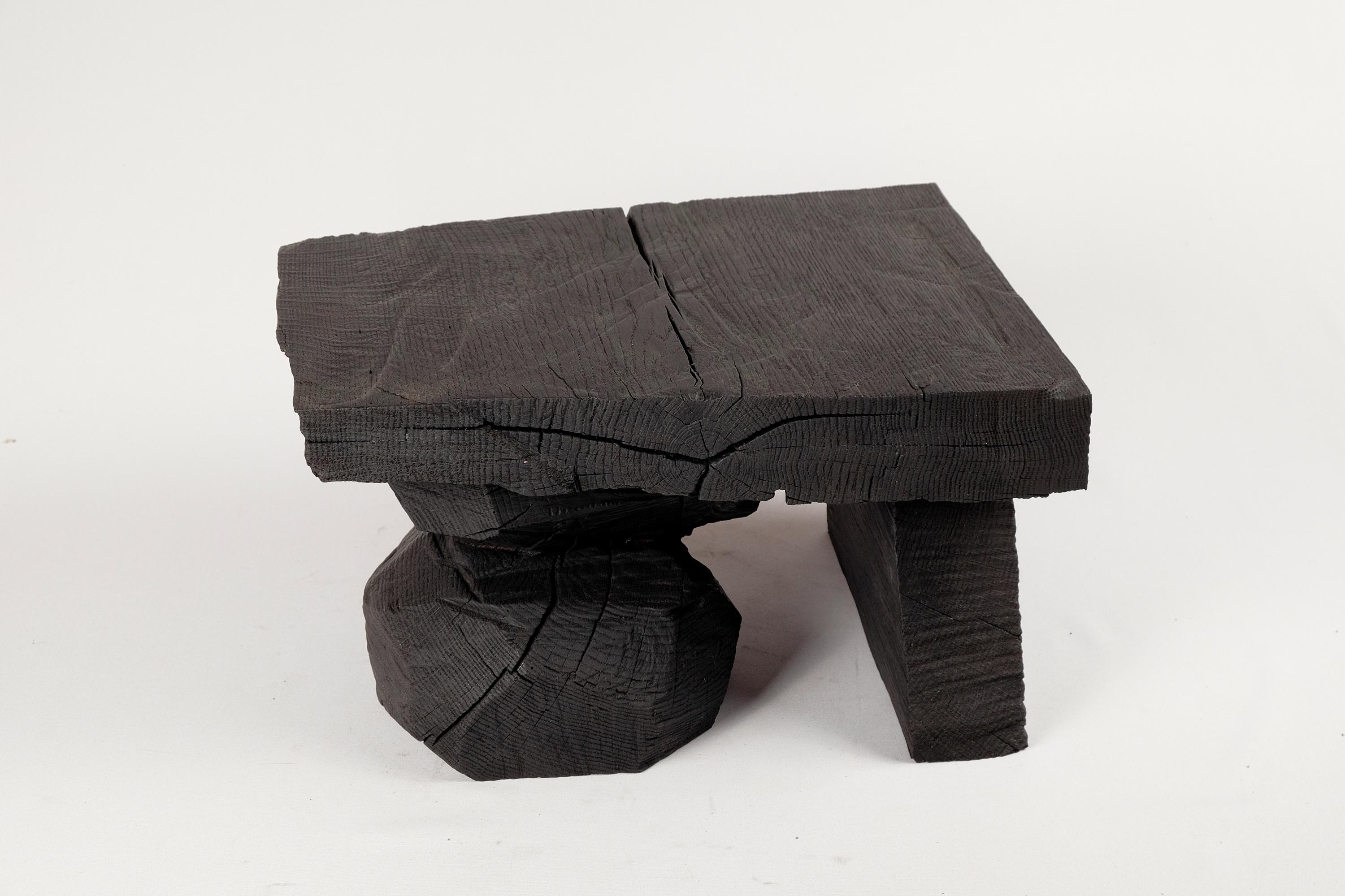 Bois massif brûlé, table d'appoint sculpturale, design contemporain original, Logniture en vente 2