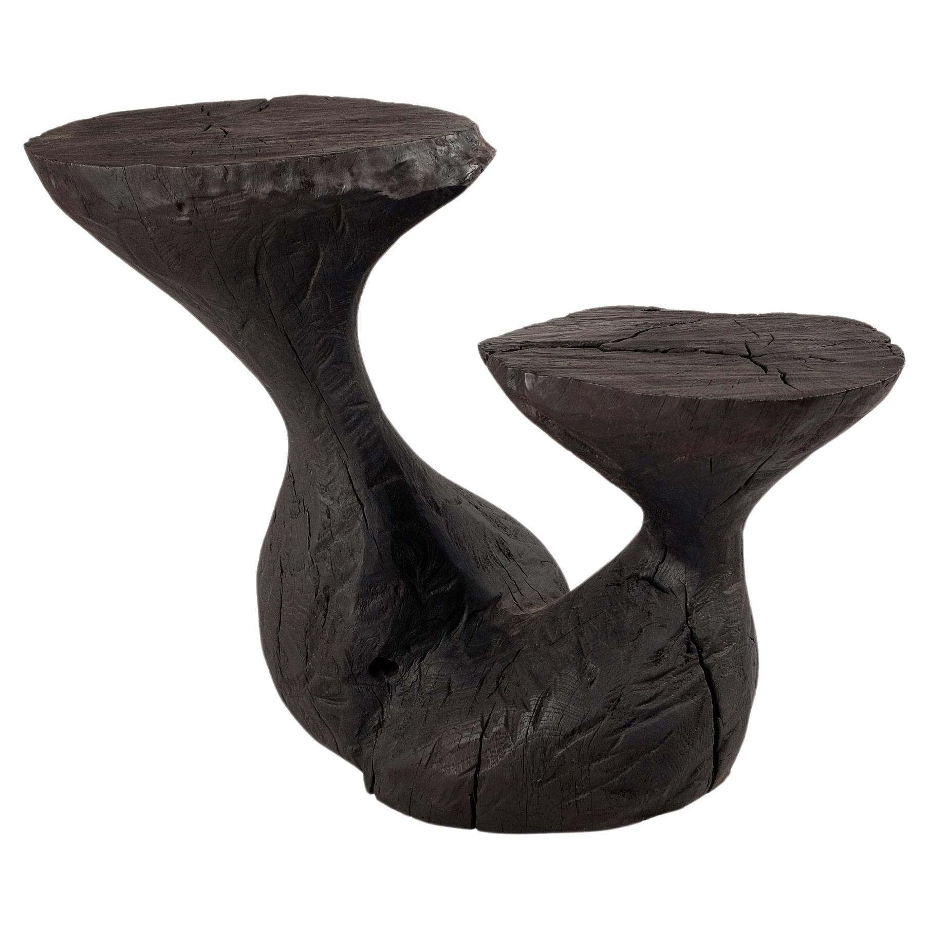 Bois massif brûlé, table d'appoint sculpturale, design contemporain original, Logniture