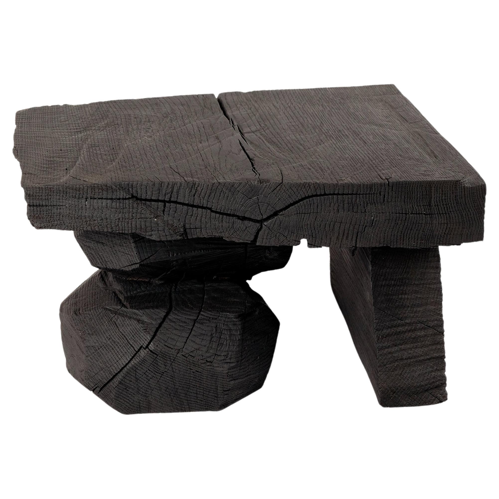 Bois massif brûlé, table d'appoint sculpturale, design contemporain original, Logniture