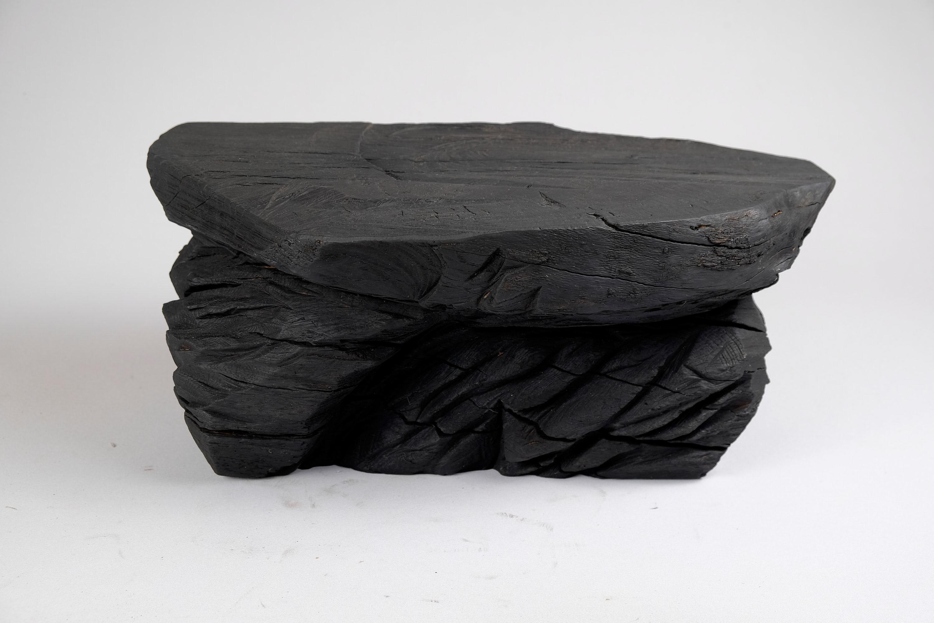 Bois brûlé massif, tabouret/table d'appoint sculptural, roche, design original, Logniture en vente 3