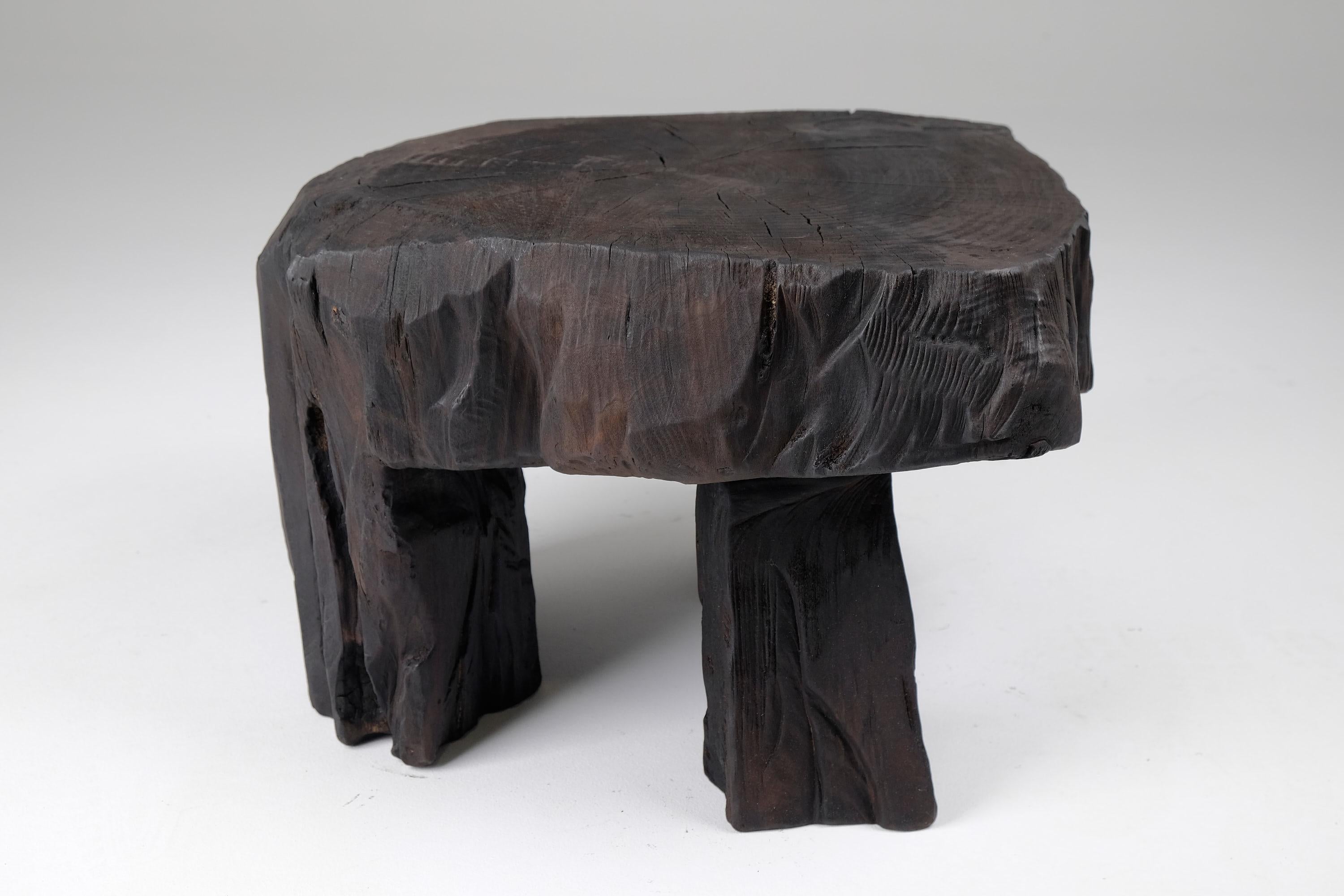 Table tabouret/table d'appoint sculpturale en bois brûlé massif, design original, Logniture en vente 2