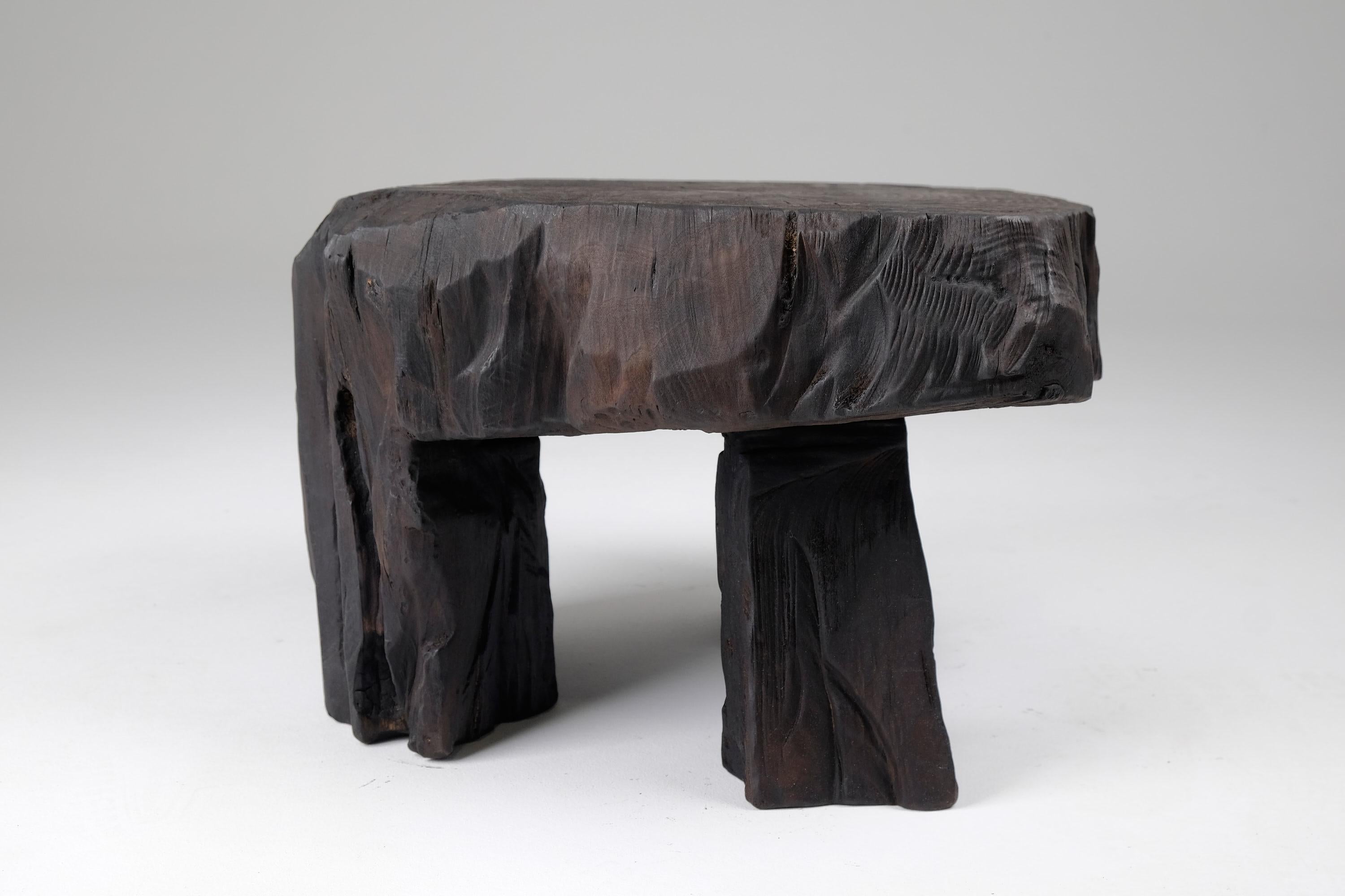 Table tabouret/table d'appoint sculpturale en bois brûlé massif, design original, Logniture en vente 3