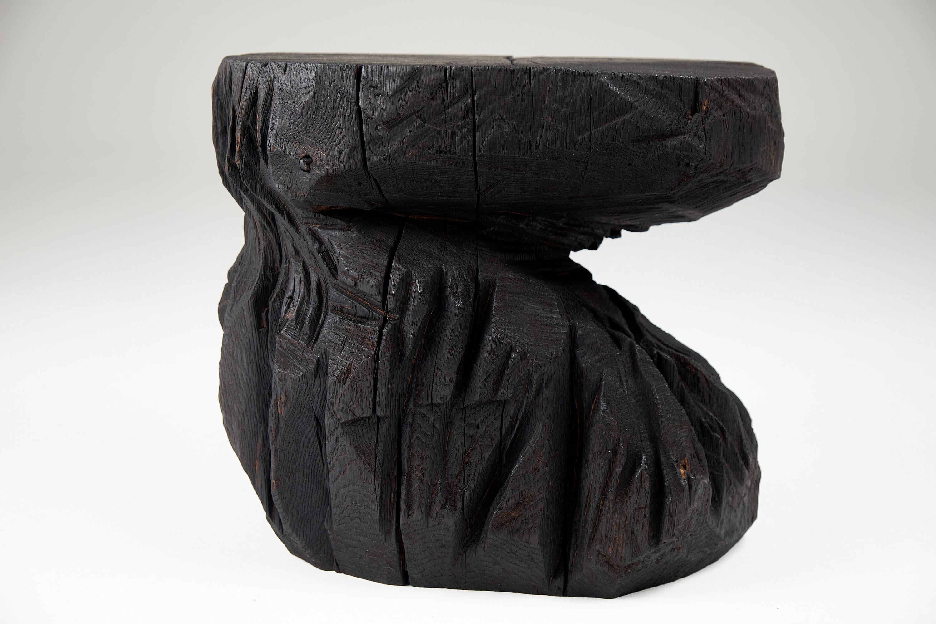 Bois brûlé massif, tabouret/table d'appoint sculptural, roche, design original, Logniture en vente 4