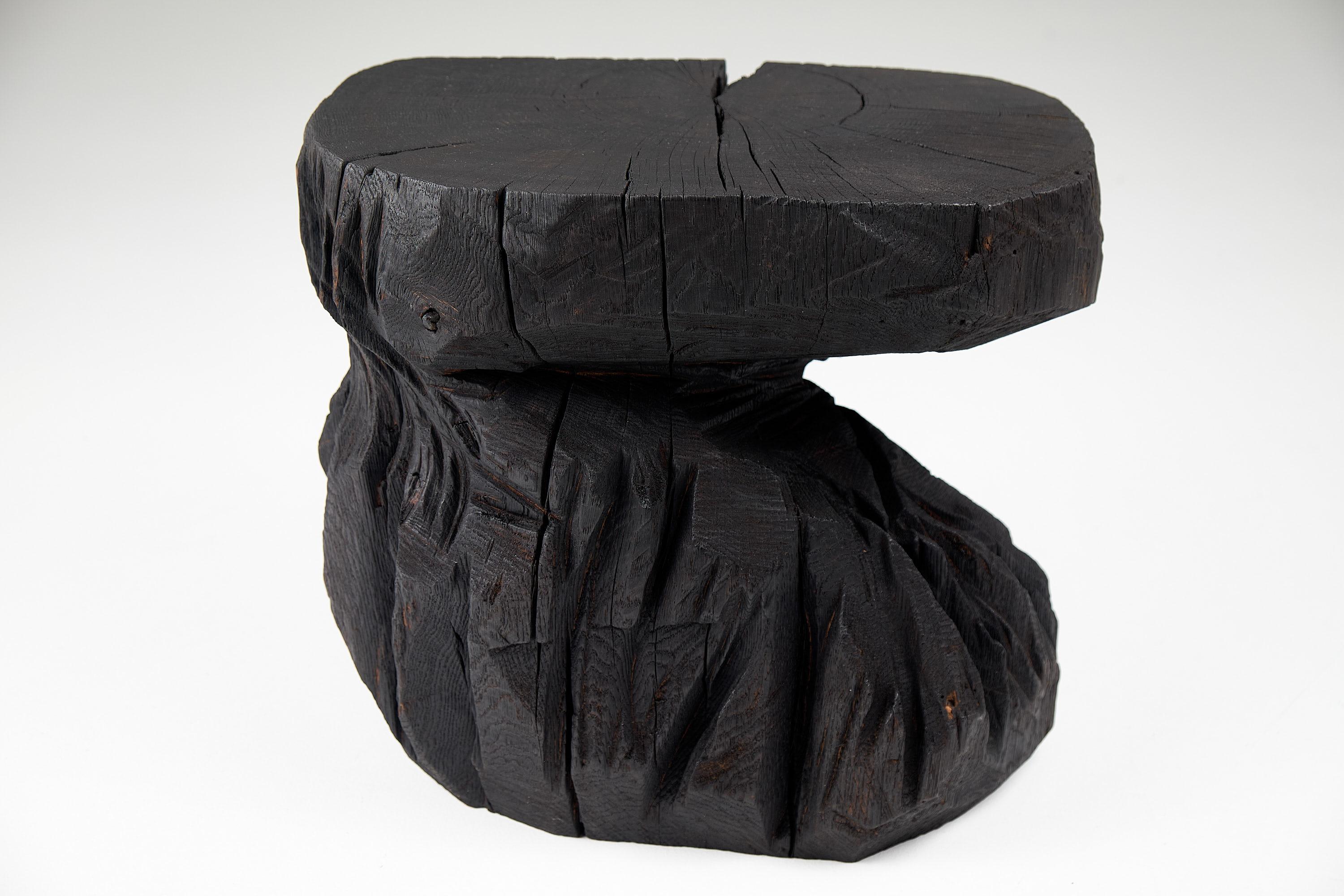 Bois brûlé massif, tabouret/table d'appoint sculptural, roche, design original, Logniture en vente 5