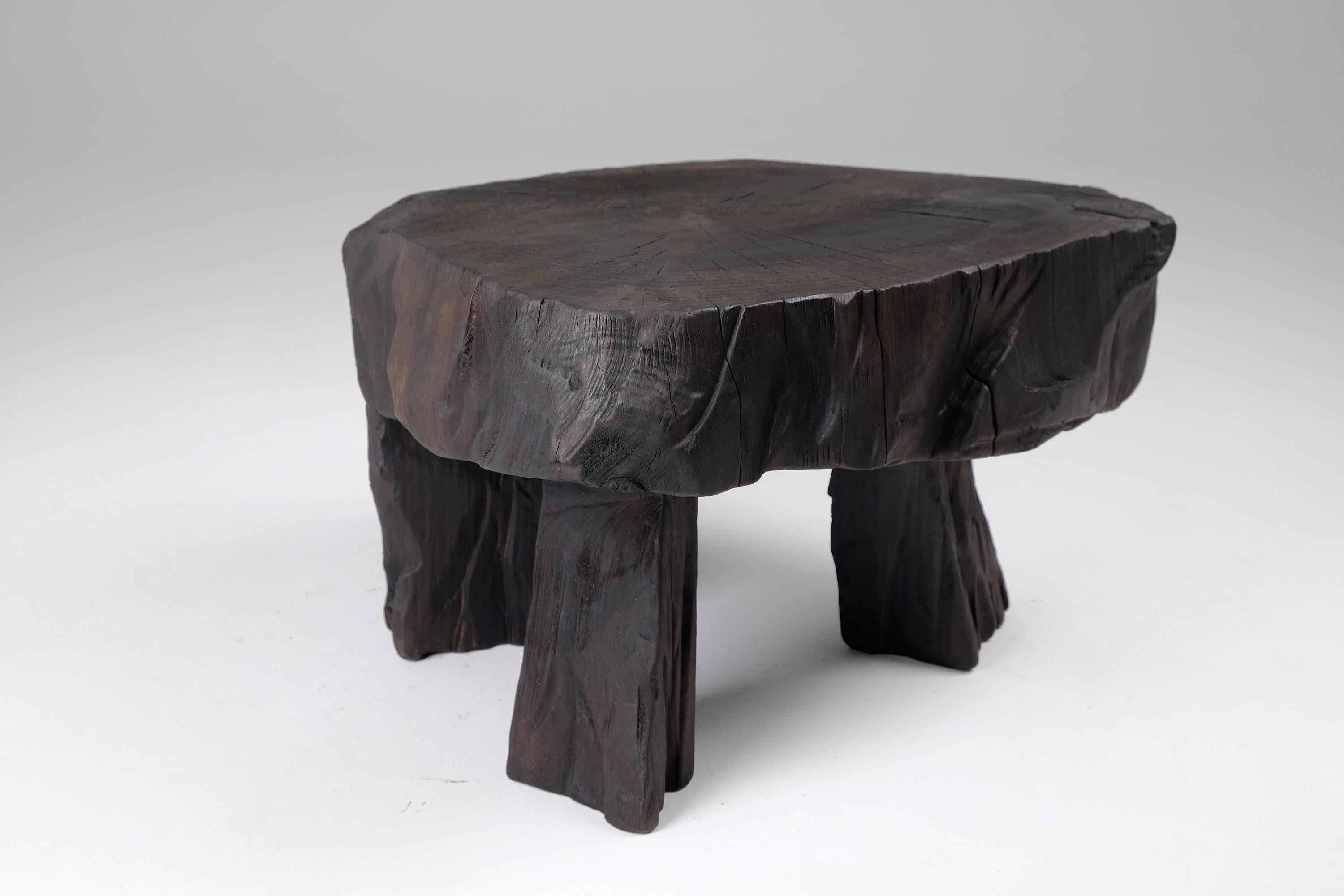 Table tabouret/table d'appoint sculpturale en bois brûlé massif, design original, Logniture en vente 5