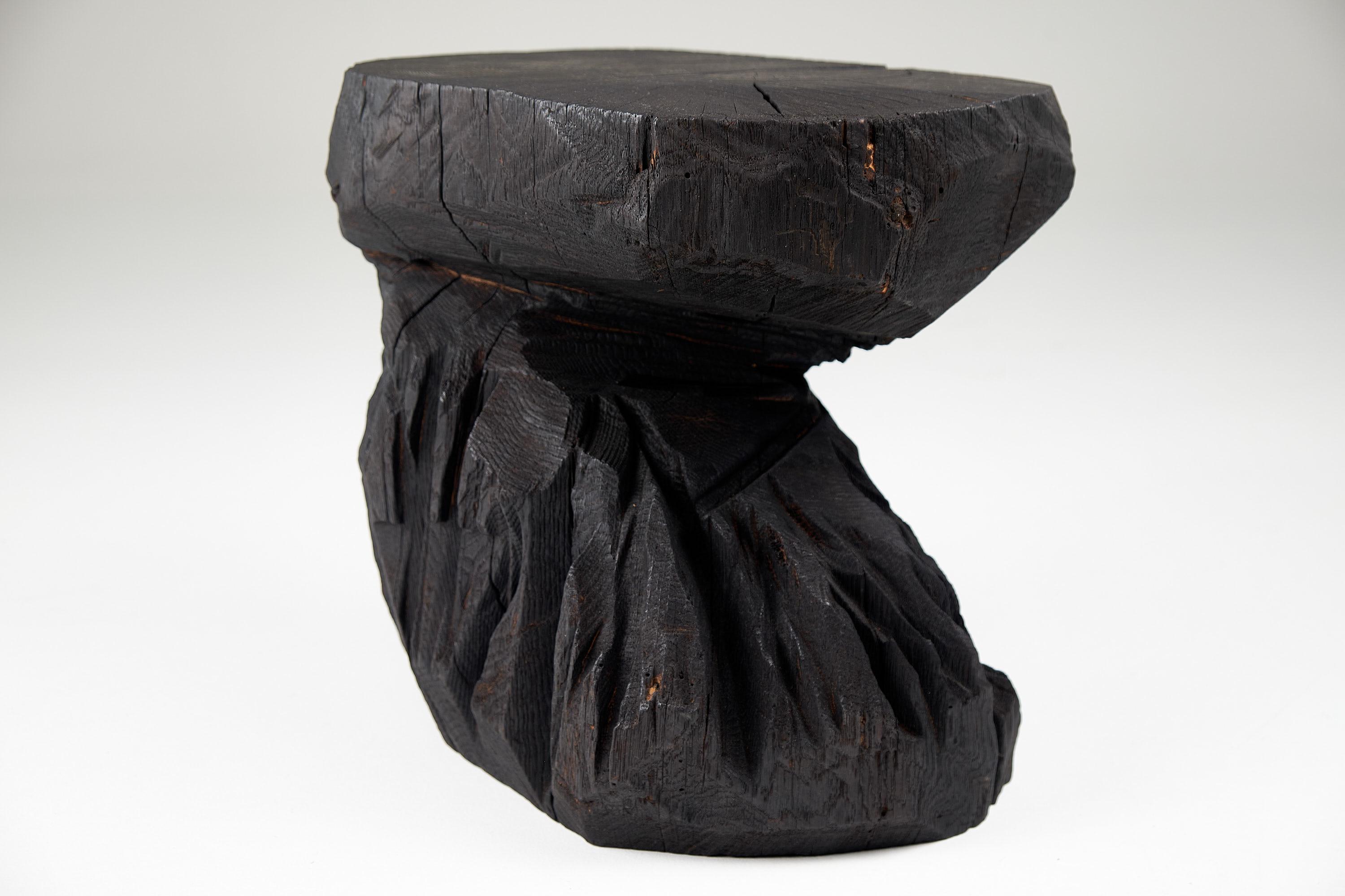 Bois brûlé massif, tabouret/table d'appoint sculptural, roche, design original, Logniture en vente 6