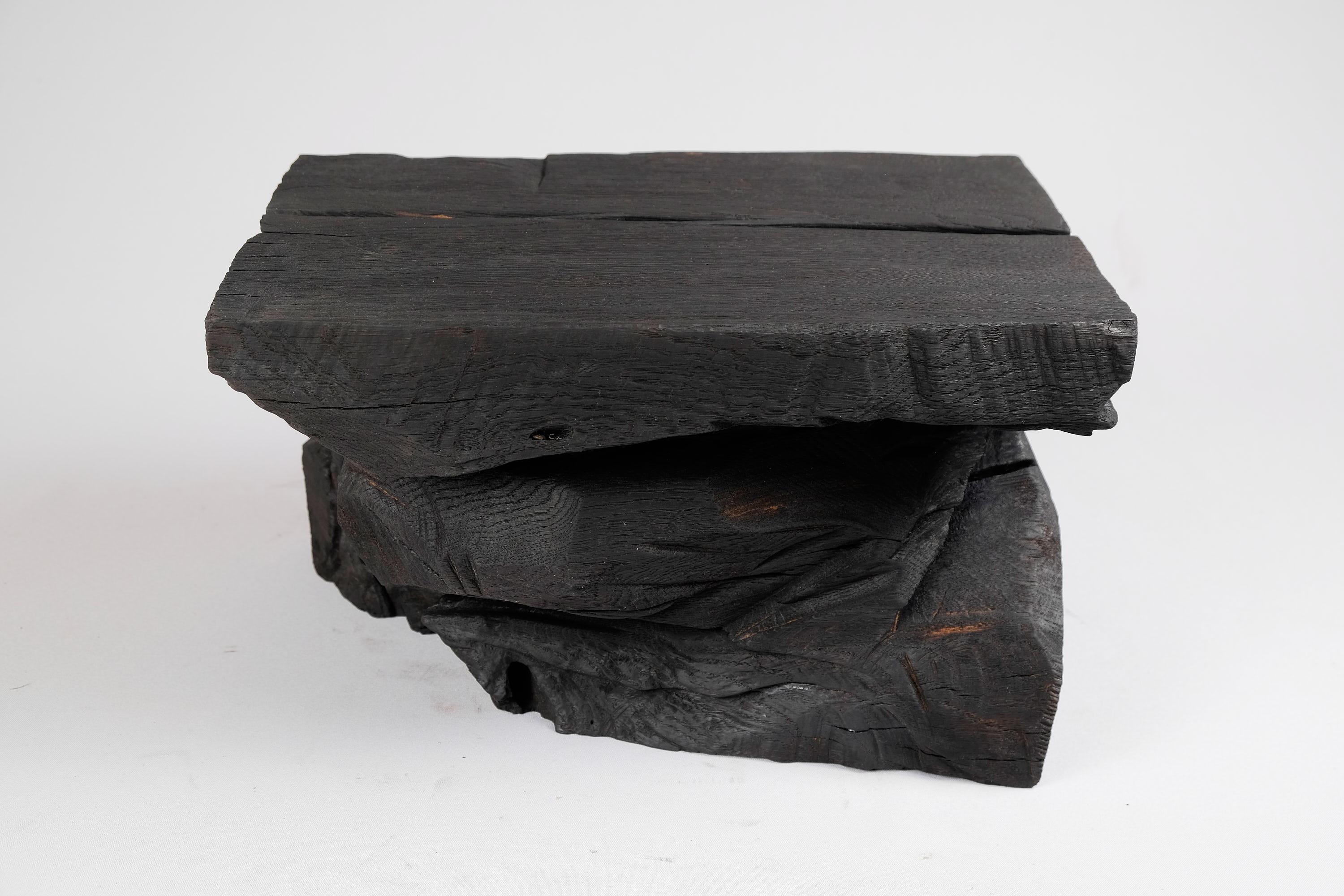Bois brûlé massif, tabouret/table d'appoint sculptural, roche, design original, Logniture en vente 6
