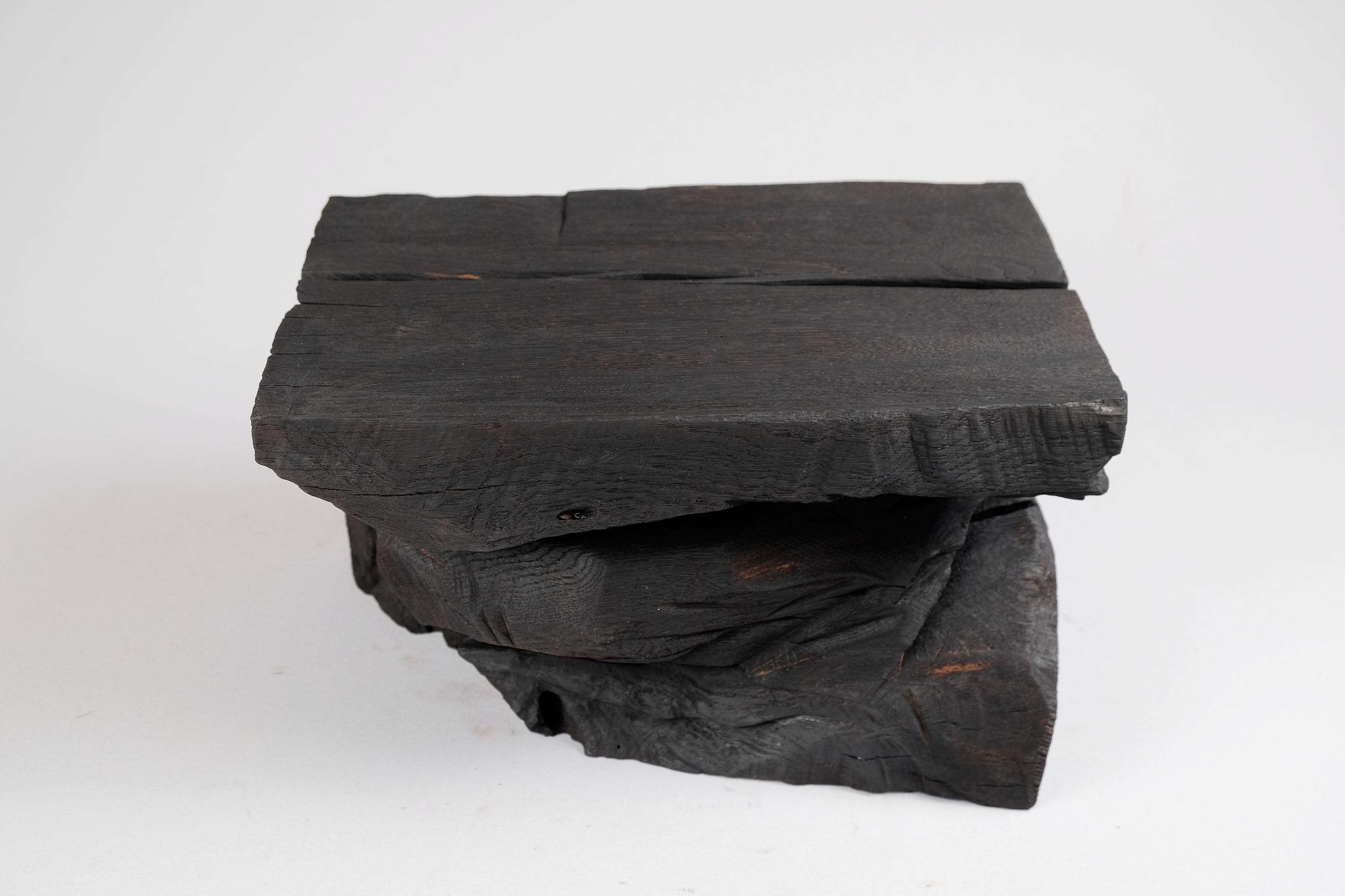 Bois brûlé massif, tabouret/table d'appoint sculptural, roche, design original, Logniture en vente 7