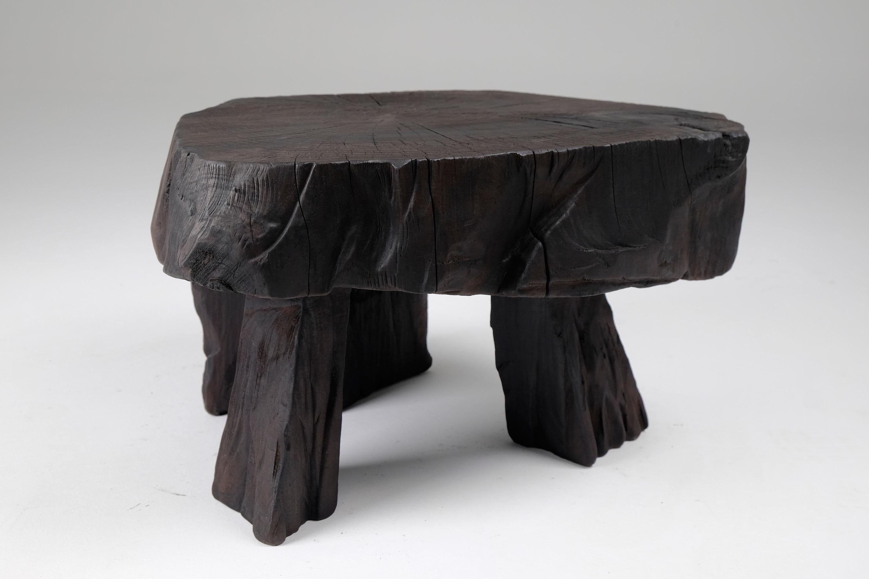 Table tabouret/table d'appoint sculpturale en bois brûlé massif, design original, Logniture en vente 7