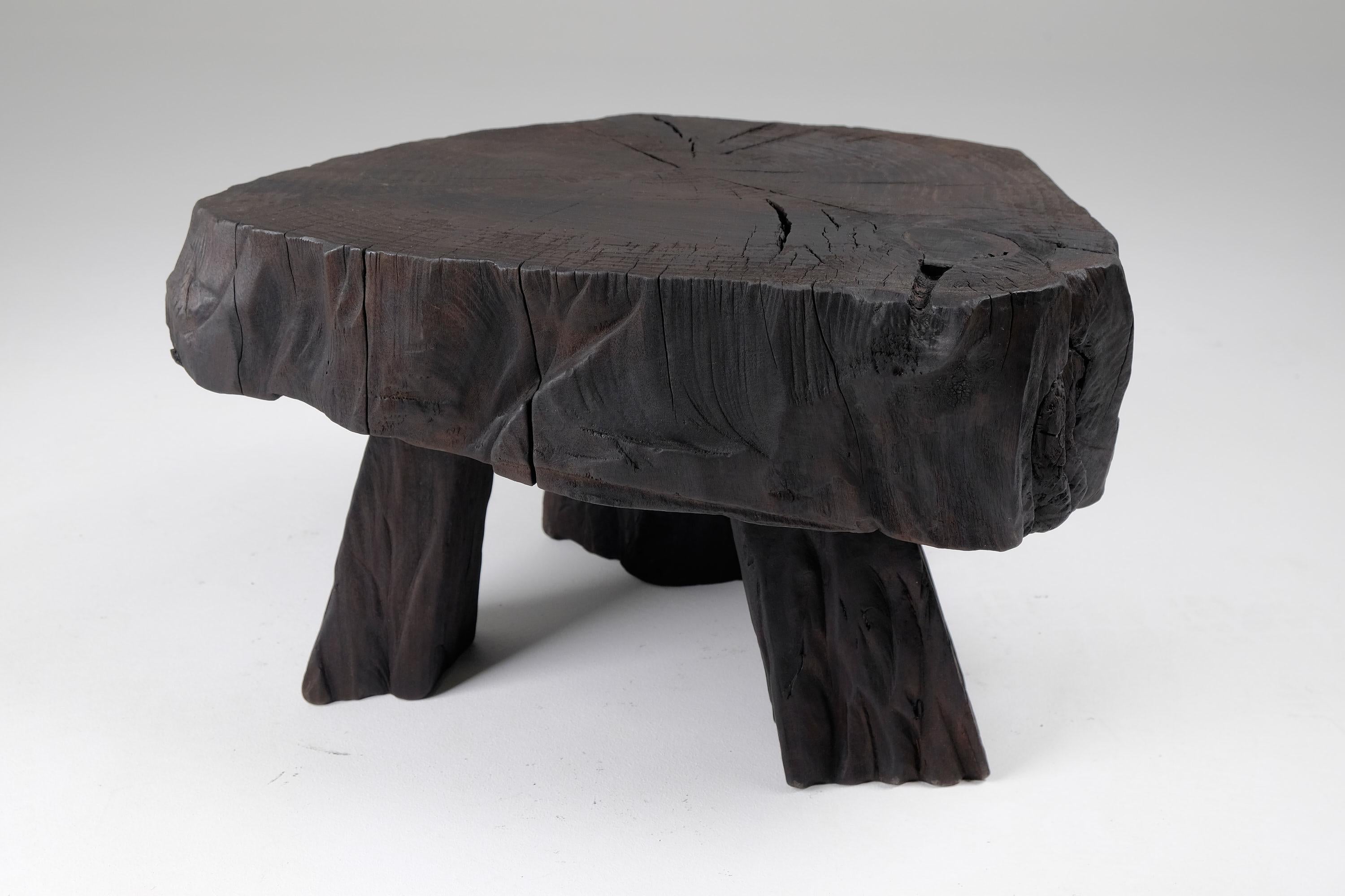 Table tabouret/table d'appoint sculpturale en bois brûlé massif, design original, Logniture en vente 9