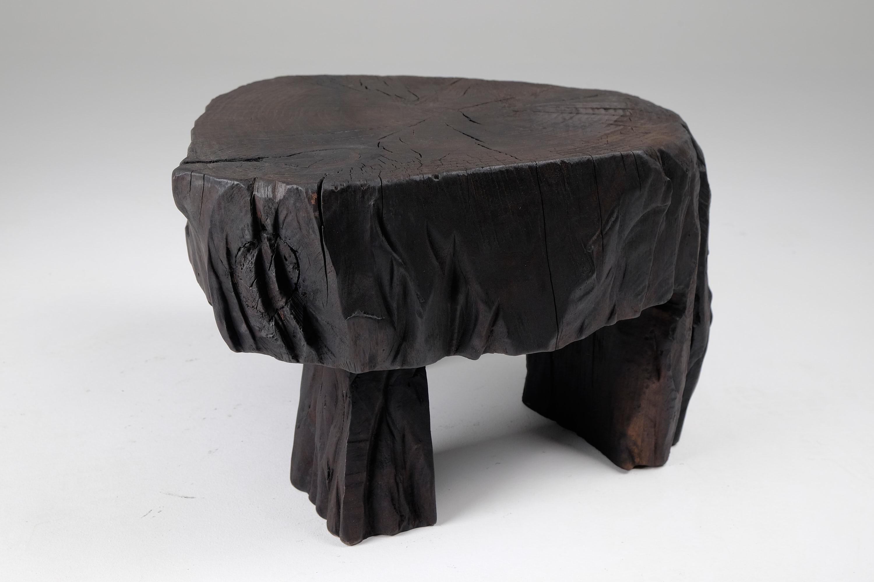 Table tabouret/table d'appoint sculpturale en bois brûlé massif, design original, Logniture en vente 10