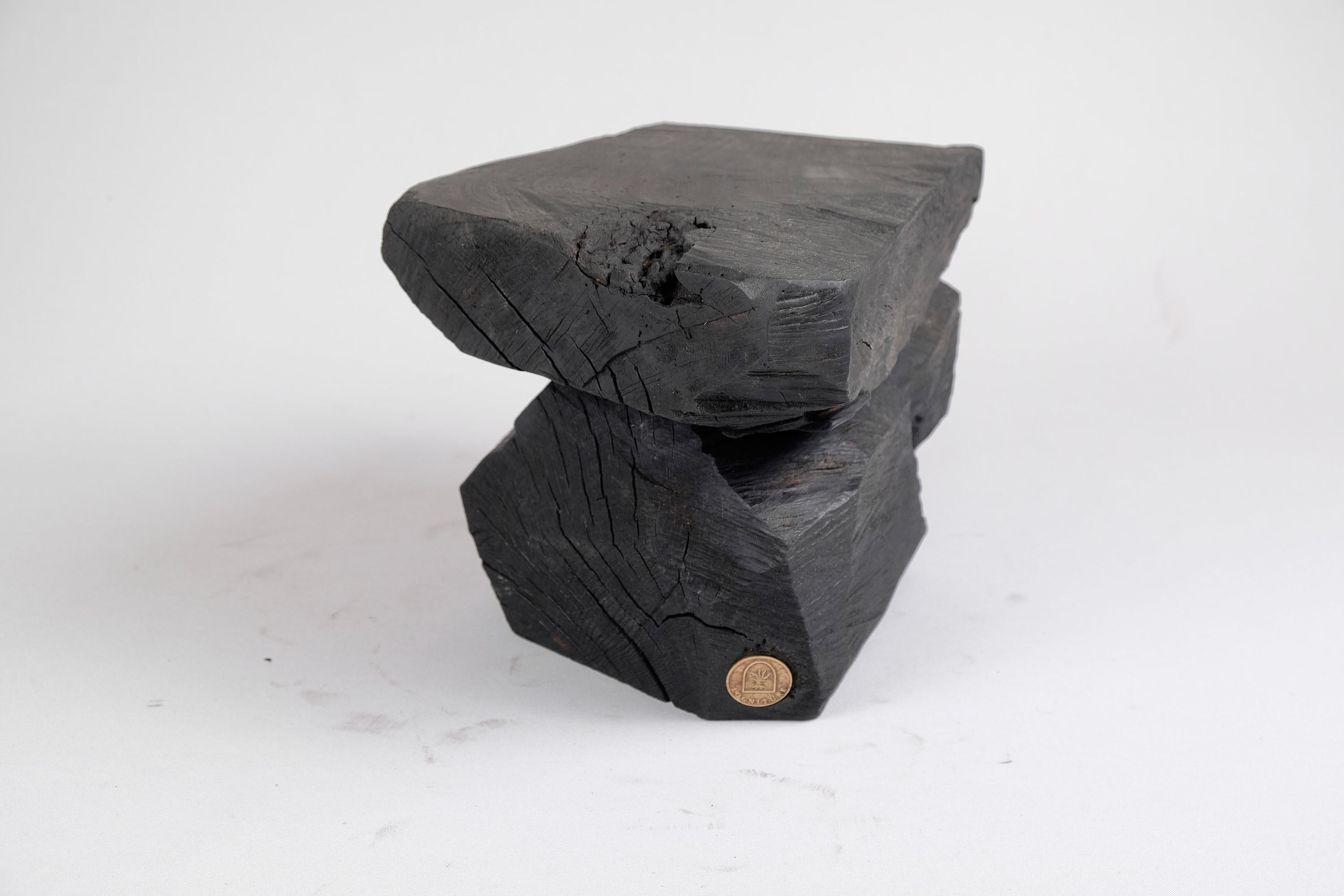 Brutalisme Bois brûlé massif, tabouret/table d'appoint sculptural, roche, design original, Logniture en vente