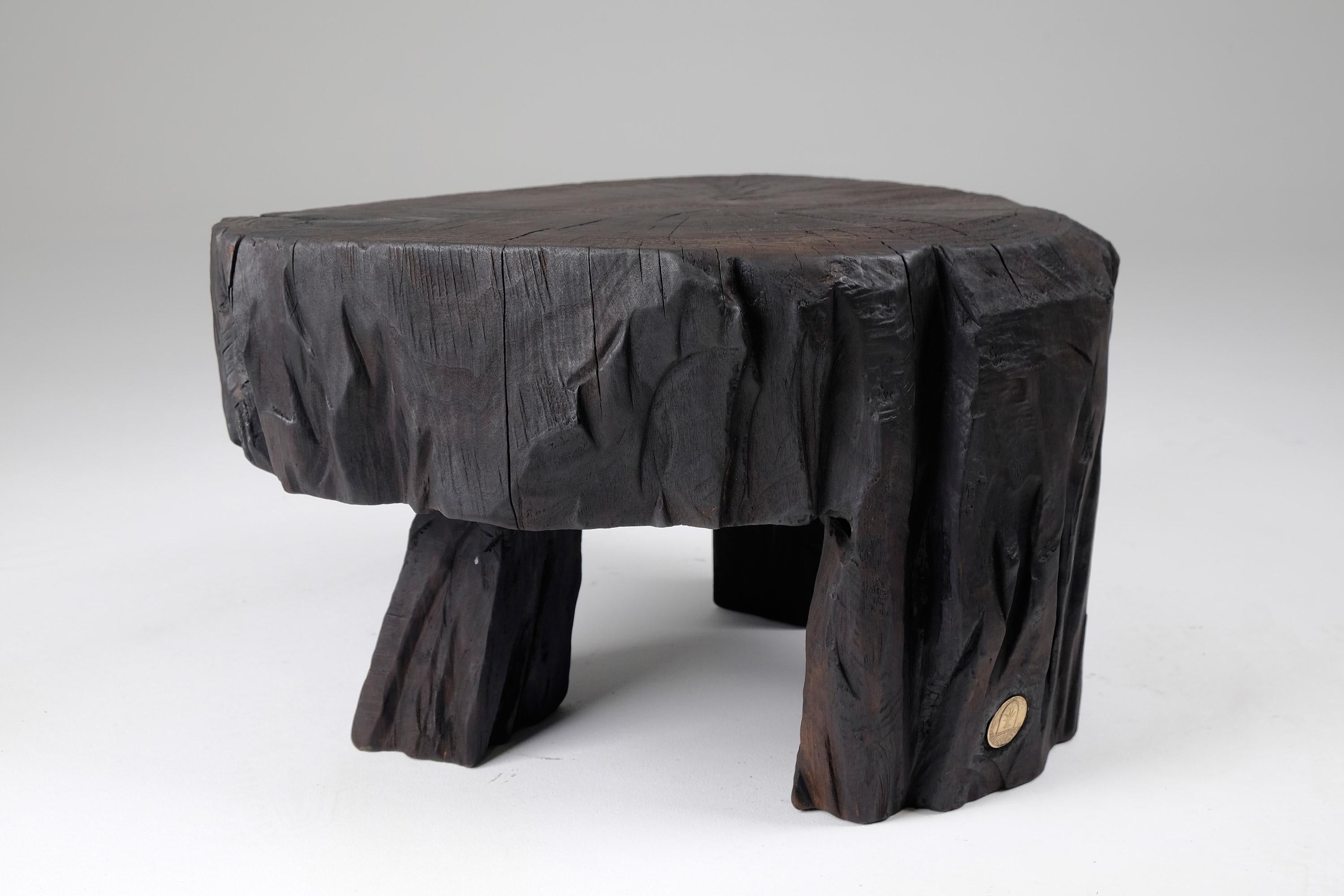 Croate Table tabouret/table d'appoint sculpturale en bois brûlé massif, design original, Logniture en vente